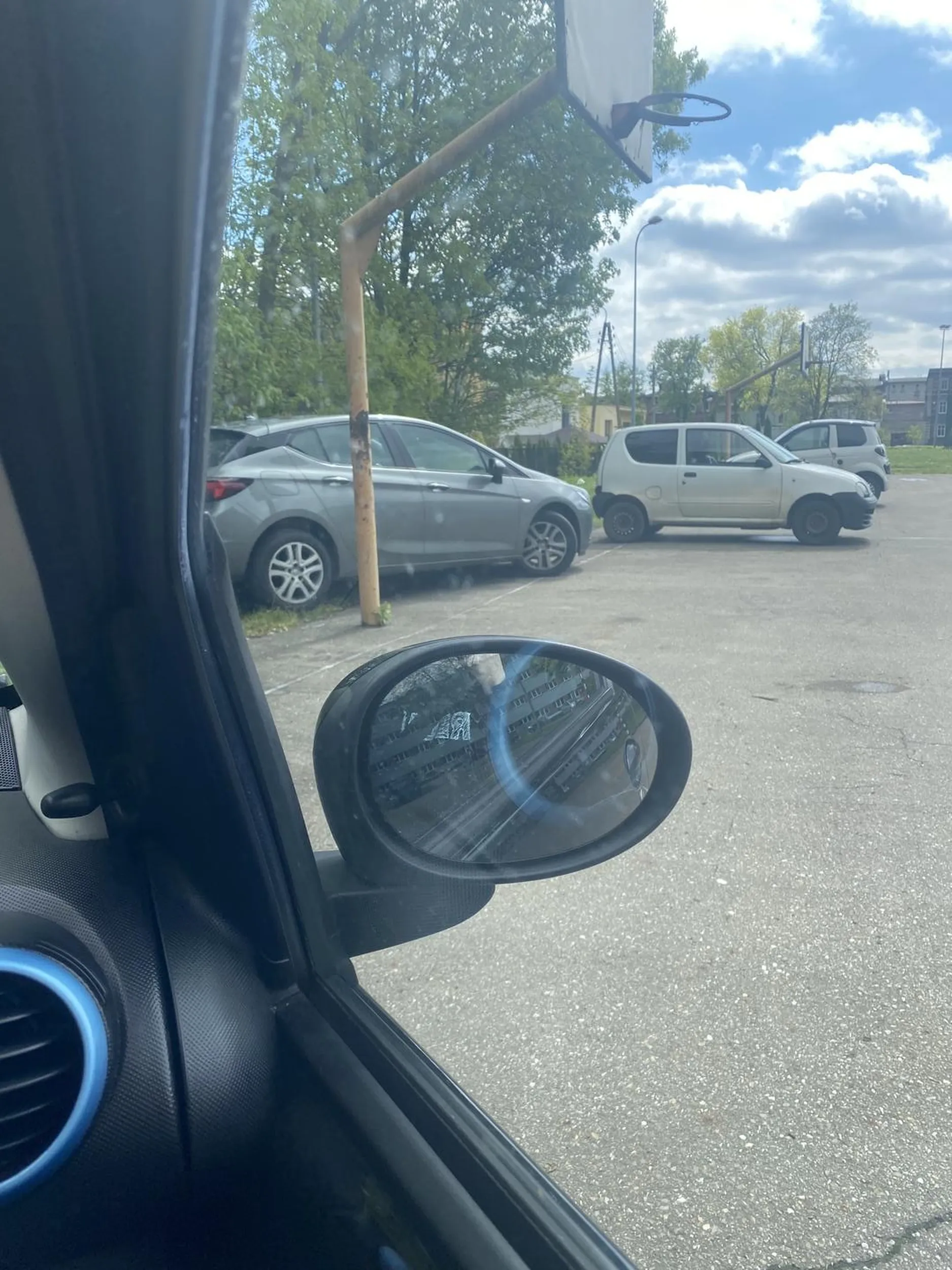 jezdzi po trawniku niszczy pas zieleni polecam nauczyc sie skrecac