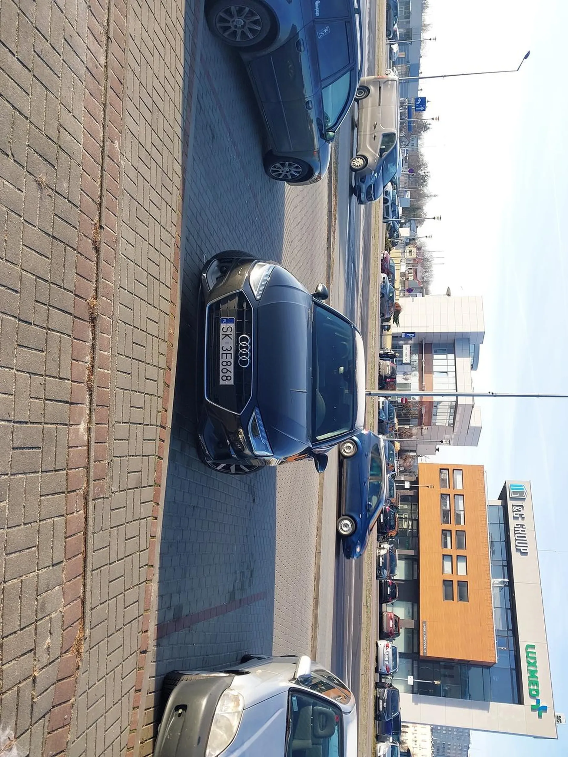 Pani idealnie na środku się zaparkowała i poleciała po ciasteczka do piekarni. Nikt inaczej tam nie stał a niepełnosprawna to ona może być tylko umysłowo...