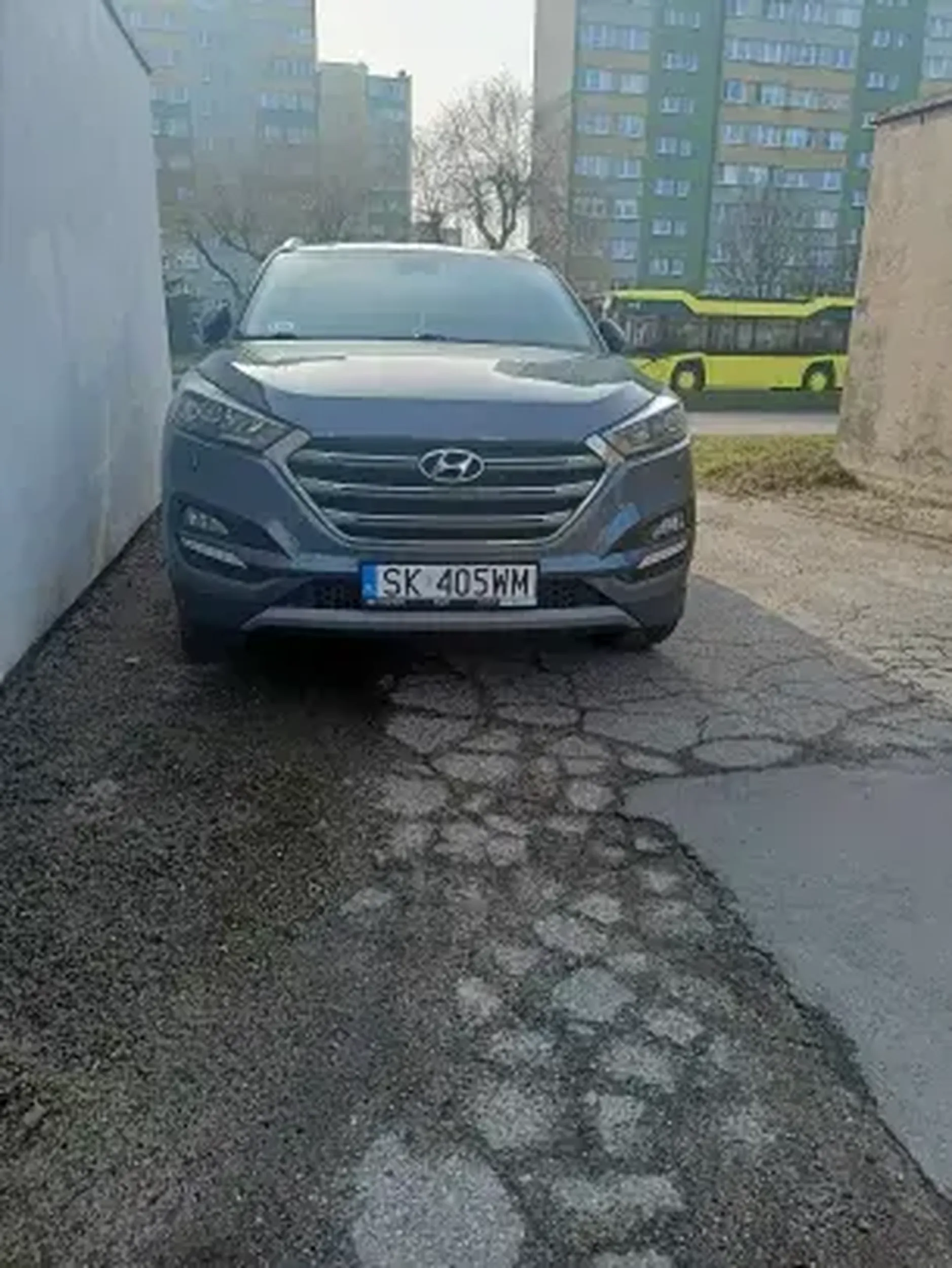 Blokuje wjazd do garaży i grozi pobiciem za zrobienie zdjęcia, patus.