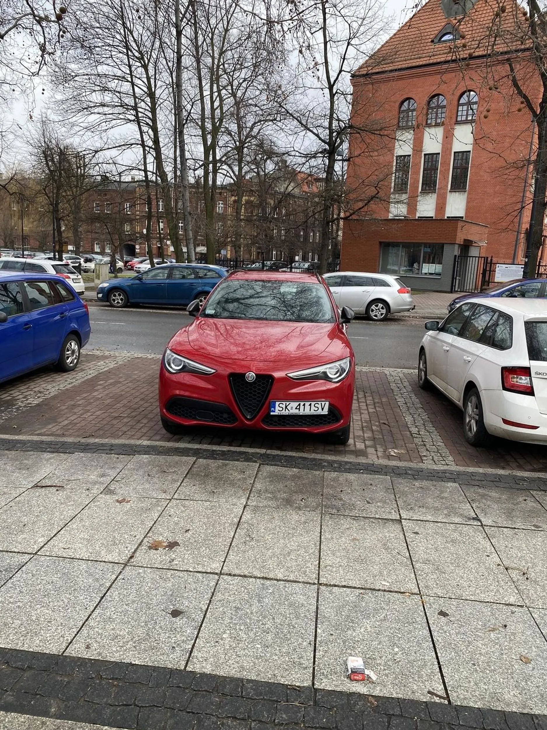 Naucz sie parkować, albo przesiadaj się na tramwaj.