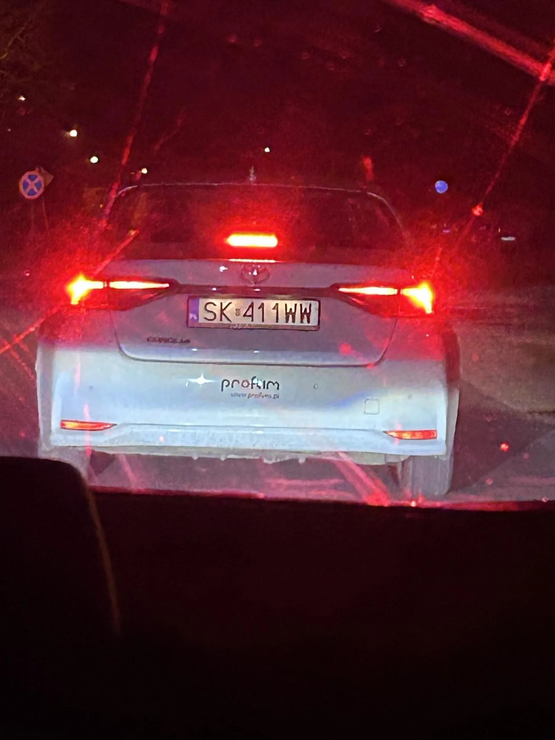 Zaczął wyprzedzać na remontowanym fragmencie drogi, (jechaliśmy wolno żeby nie uszkodzić zawieszenia) uszkodził koledze lakier na samochodzie kamieniami które leciały mu spod kół, uciekał przez następne 10km