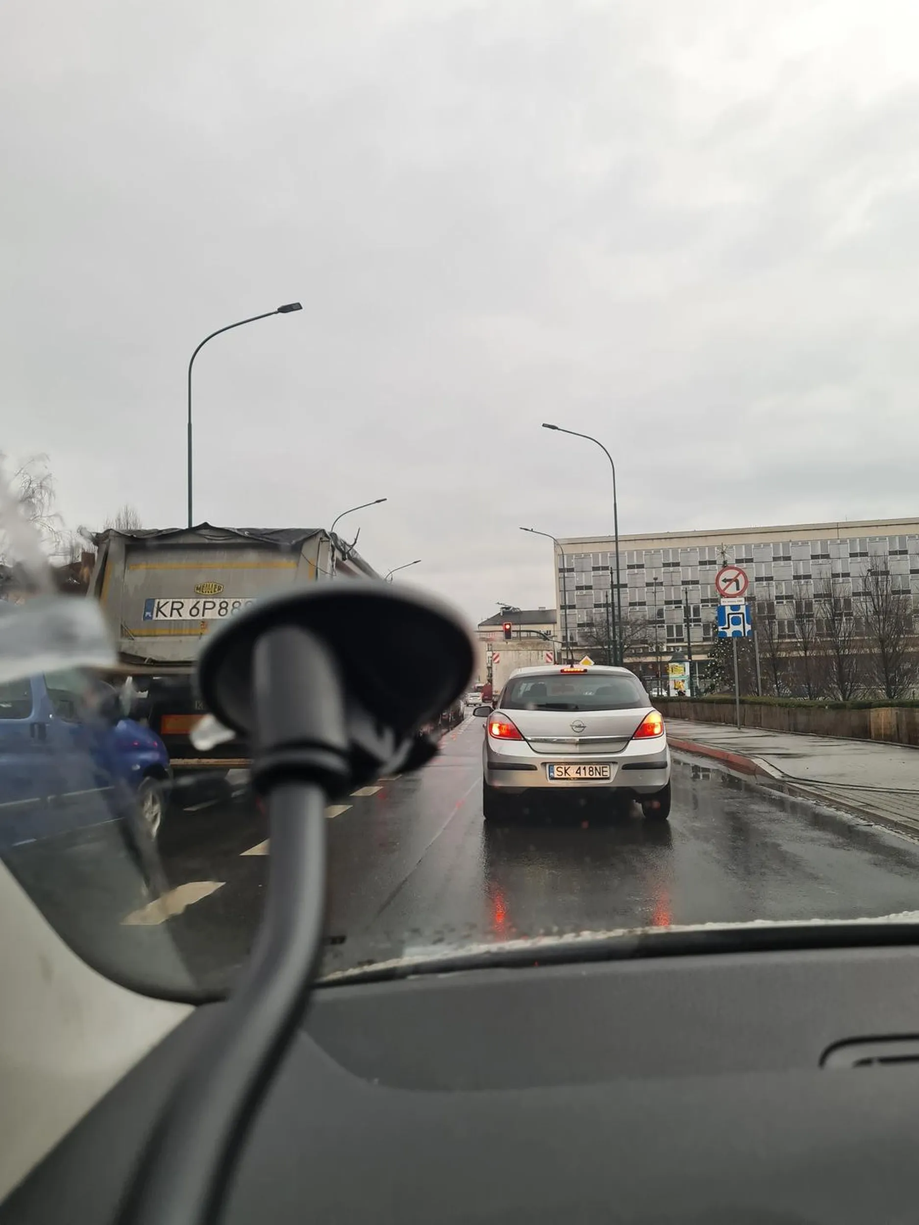 Kierowca jeździ buspasem bezprawnie