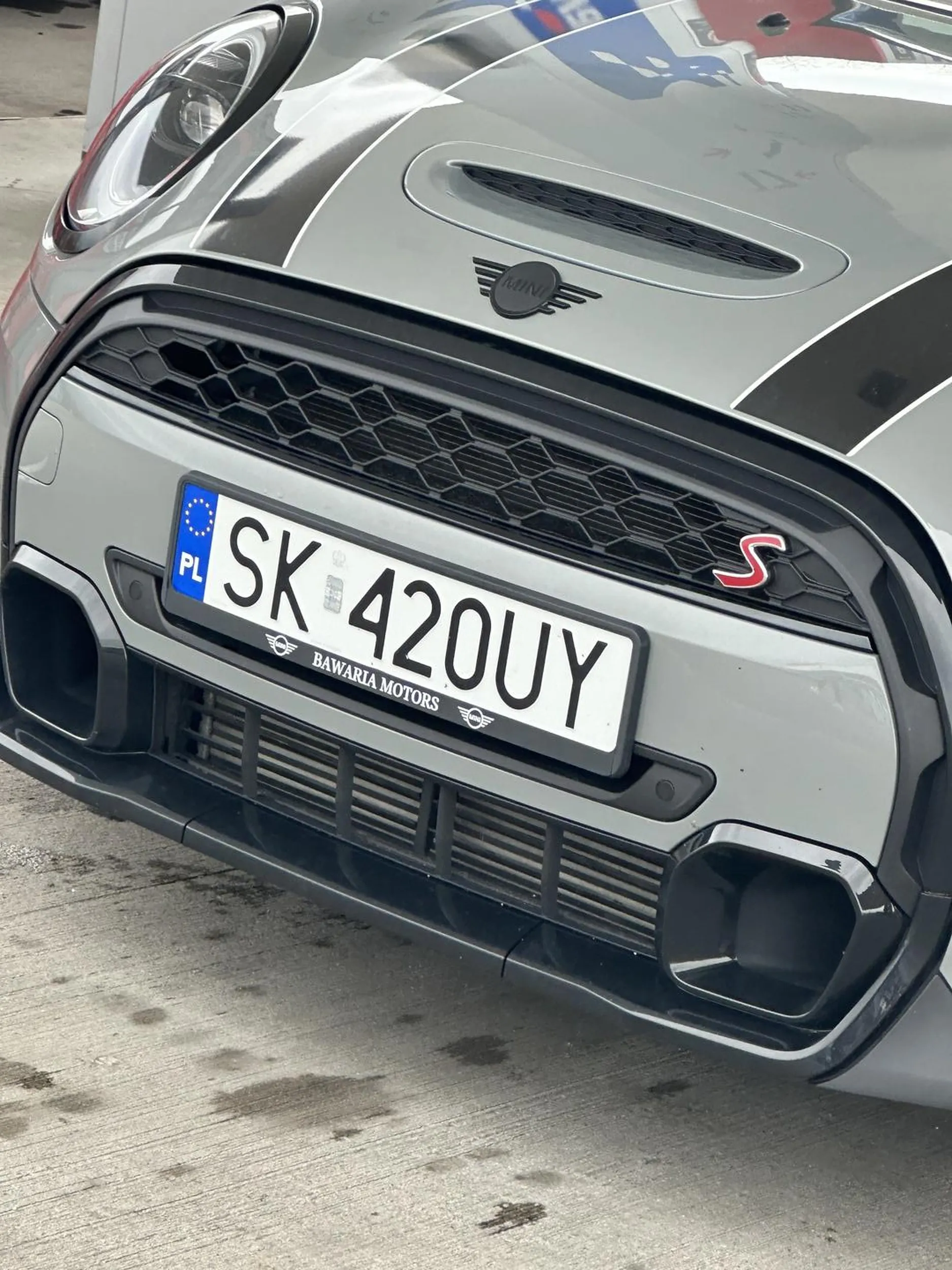 Proszę panią blondynkę niech pani nauczy się kierować pojazdem ponieważ stwarza pani zagrożenie dla ludzi pozdrawiam panią ?