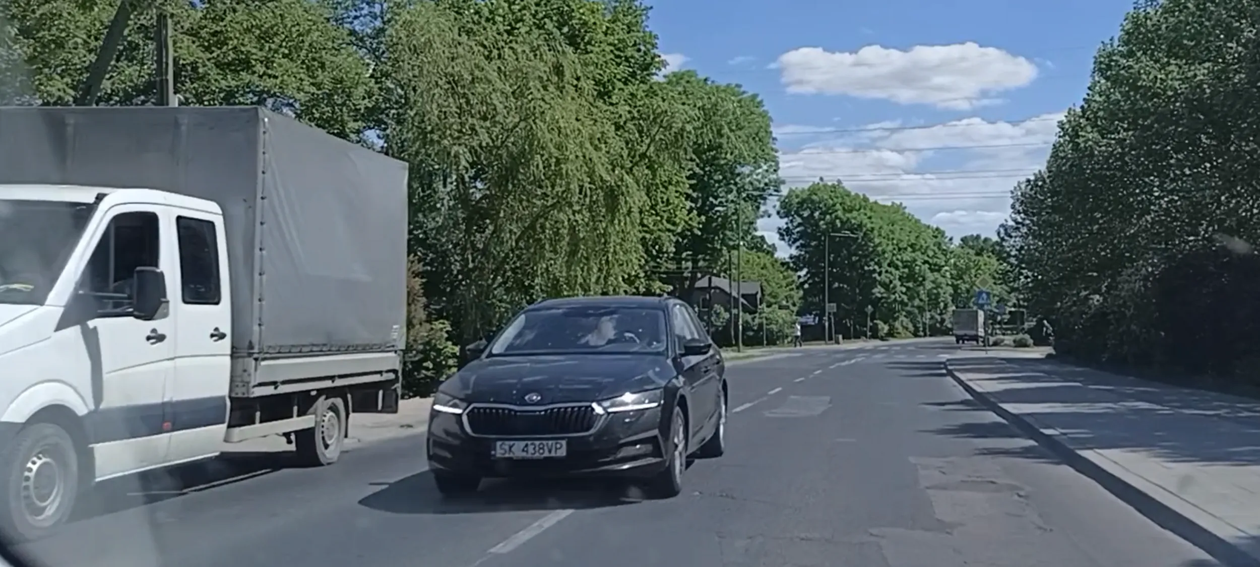 Ameba drogowa jedzie środkiem ulicy  i prawie we mnie nie uderzyła.