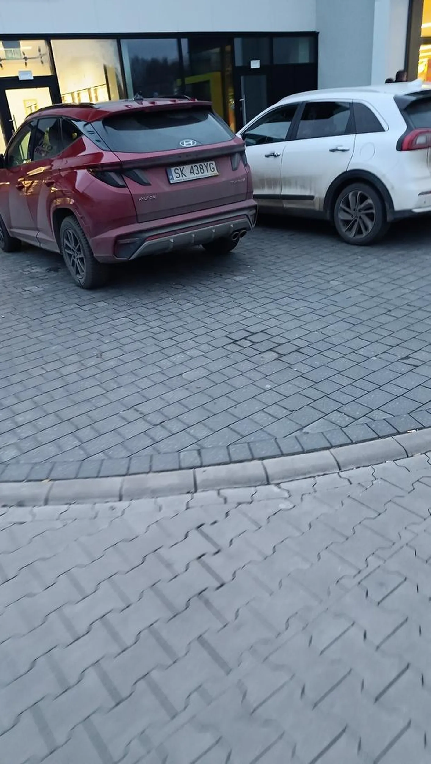 Kolejny "mądry", który staje pod biedronką nie korzystając z parkingu. Odkąd w Wojkowicach powstało centrum handlowe "ludzie" notorycznie niemalże wjeżdżają do sklepu, bo nie potrafią przejść parę metrów z normalnego miejsca parkingowego. Rozumiem, że jak nie ma barierek, to można wjechać wszędzie ?