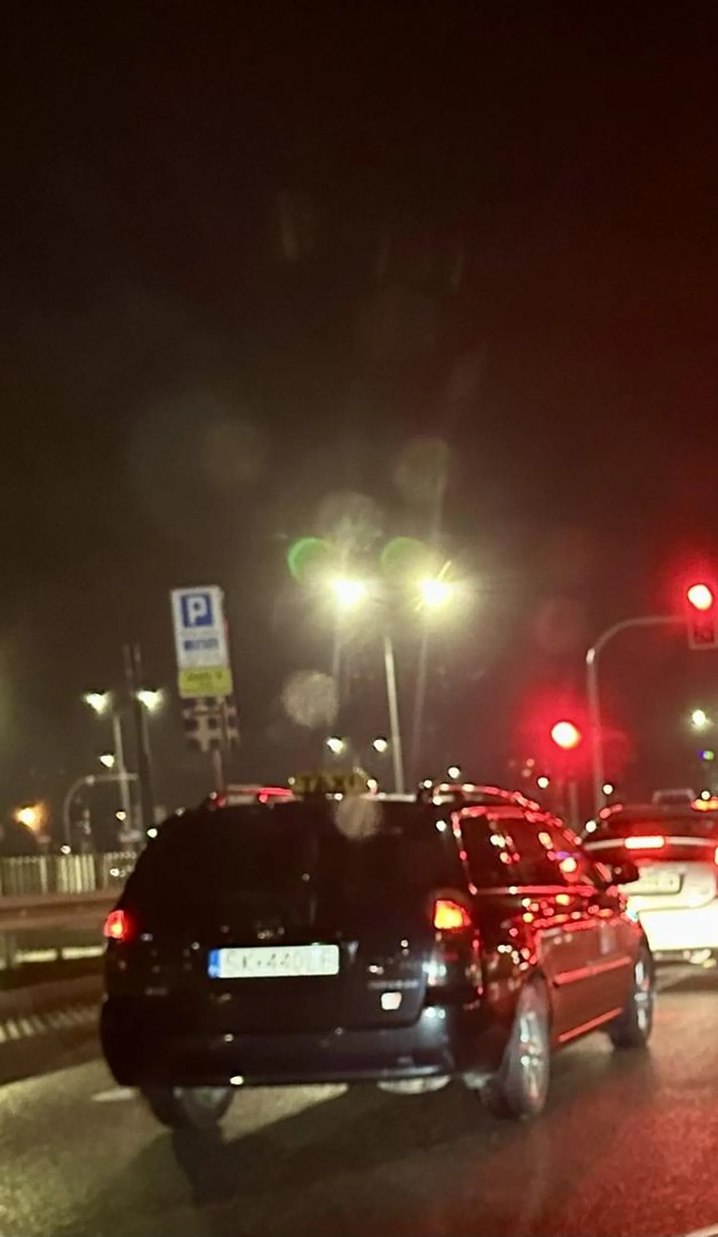 Kierowca taksówki który jeździ pod wpływem alkoholu. Nie dojeżdża na miejsce ale za to wydzwaniam do pasażerów i ich wyzywa od biedaków którzy chcą jechać za darmo.