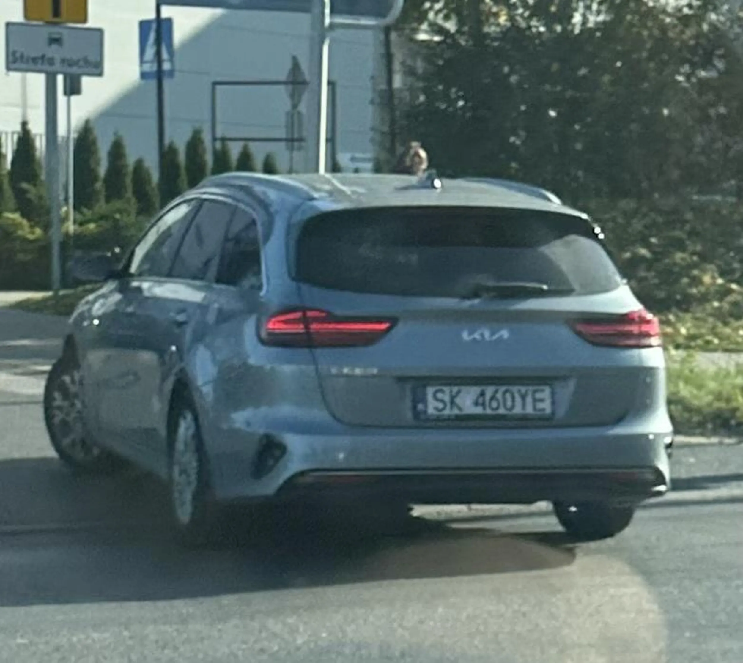 Dziunia zajeżdża ludziom drogę. Myśli że jest królową szosy