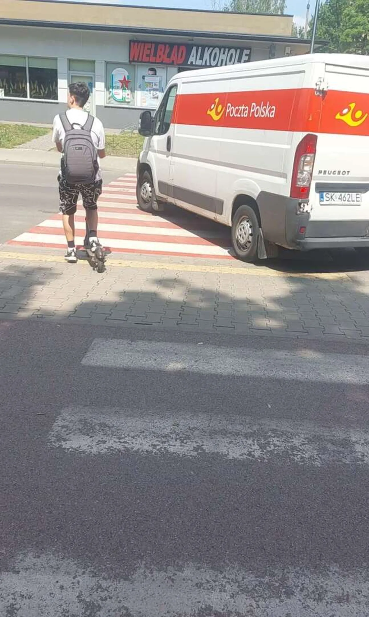 Niebezpieczny kierowca, jeździ dostawczakiem po chodniku oraz po przejściu dla pieszych, zmusza pieszych do zejścia z chodnika.