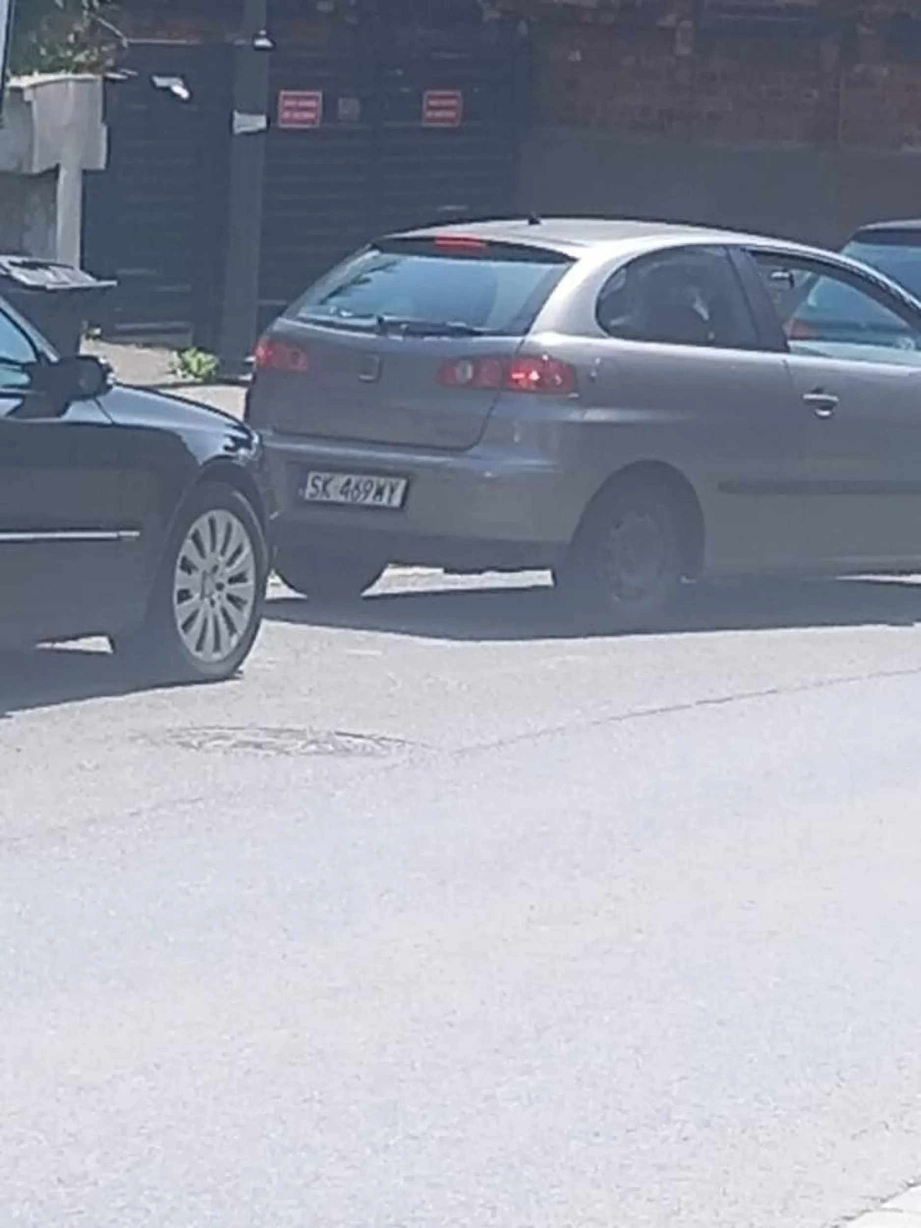 W dniu dzisiejszym tj. 21.06 ok godziny 12 pod społem na ul. Markiefki Pani kierującą pojazdem ze zdjęcia cofając rozwaliła mi zderzak w samochodzie marki Mercedes i odjechała. Daje Pani szanse do końca weekendu na kontakt w przeciwnym razie w poniedziałek sprawa zostaje zgłoszona na policję. Jezeli ma ktoś jakieś informacje o właścicielu tego pojazdu również proszę o kontakt