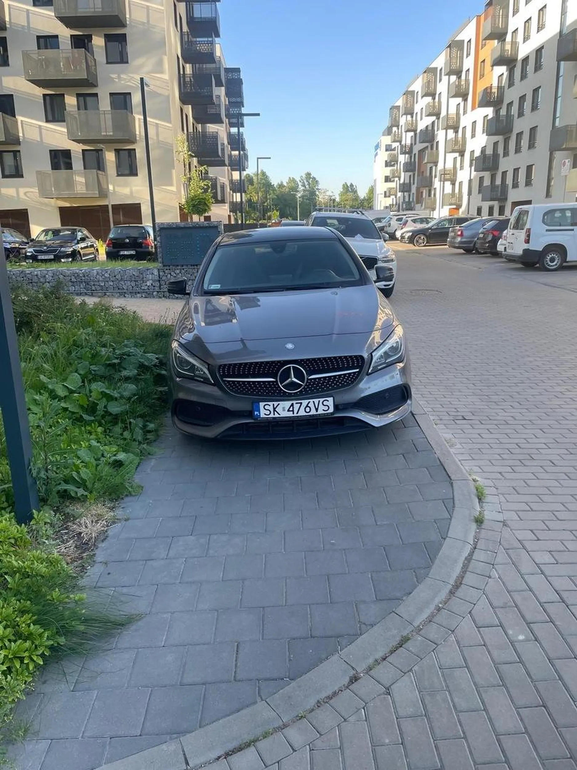 Parkowanie ponizej krytyki dookola pełno miejsc to trzeba caly chodnik zastawic