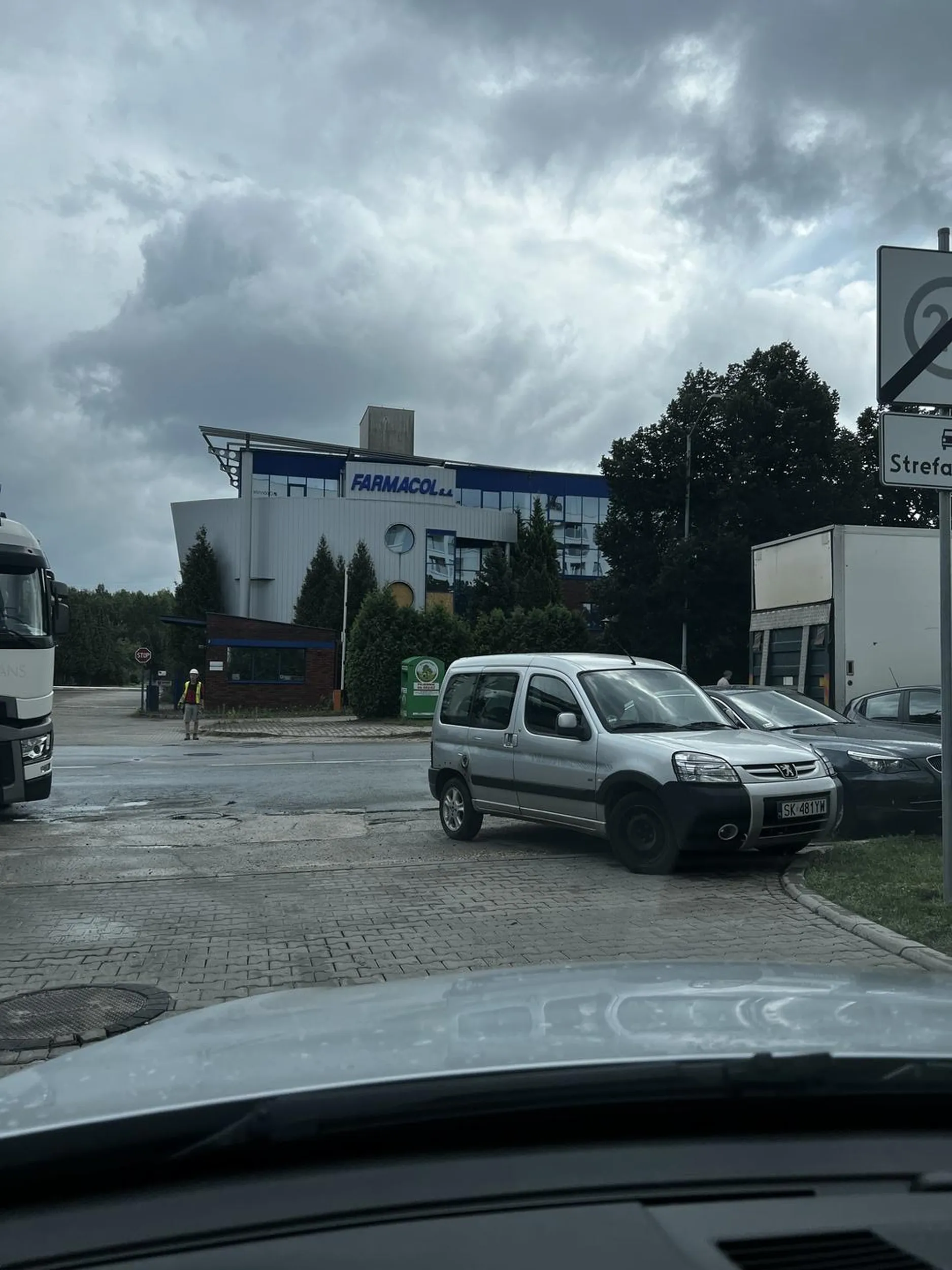 Gratuluje umiejętności parkowania. Wjazd na osiedle zastawiony. Brak słów.