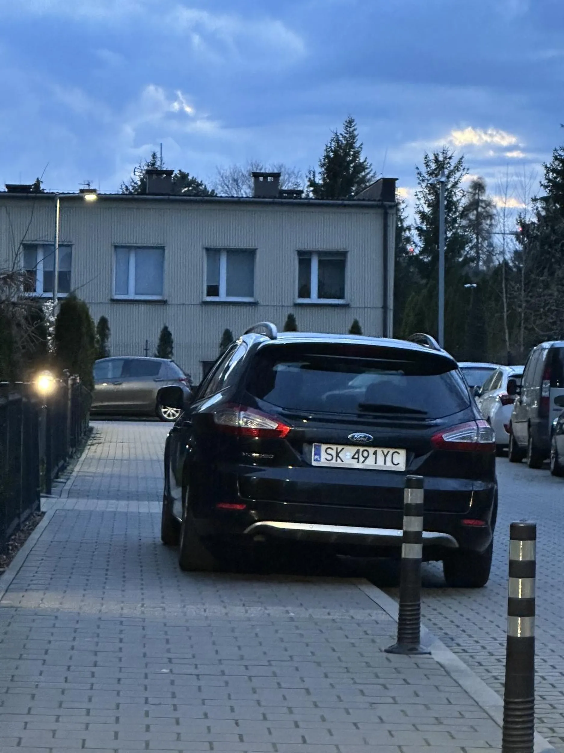 Zapytałem czy musi parkować jak ostatnia łajza na chodniku, ale odpowiedział tylko że nie ma czasu gadać bo spieszy się na konkurs na najmniejszą kuśkę w województwie po czym uciekł