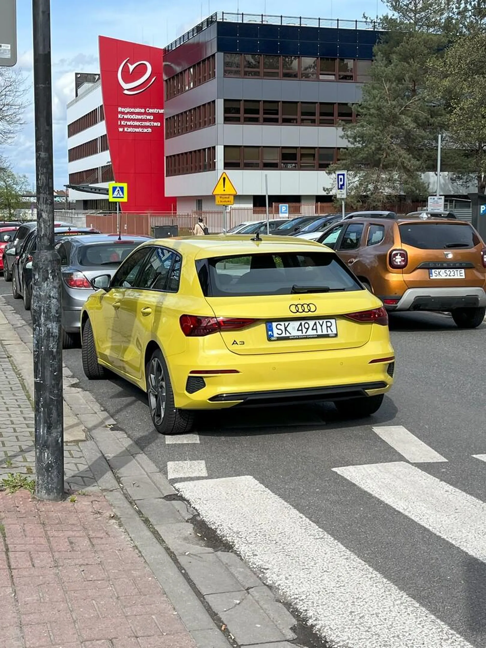 Jaśnie Pan/i ze szpitala. Notorycznie blokuje ścieżkę rowerową. Parkuje przy samych pasach. Egoistyczna postać samochodowa...