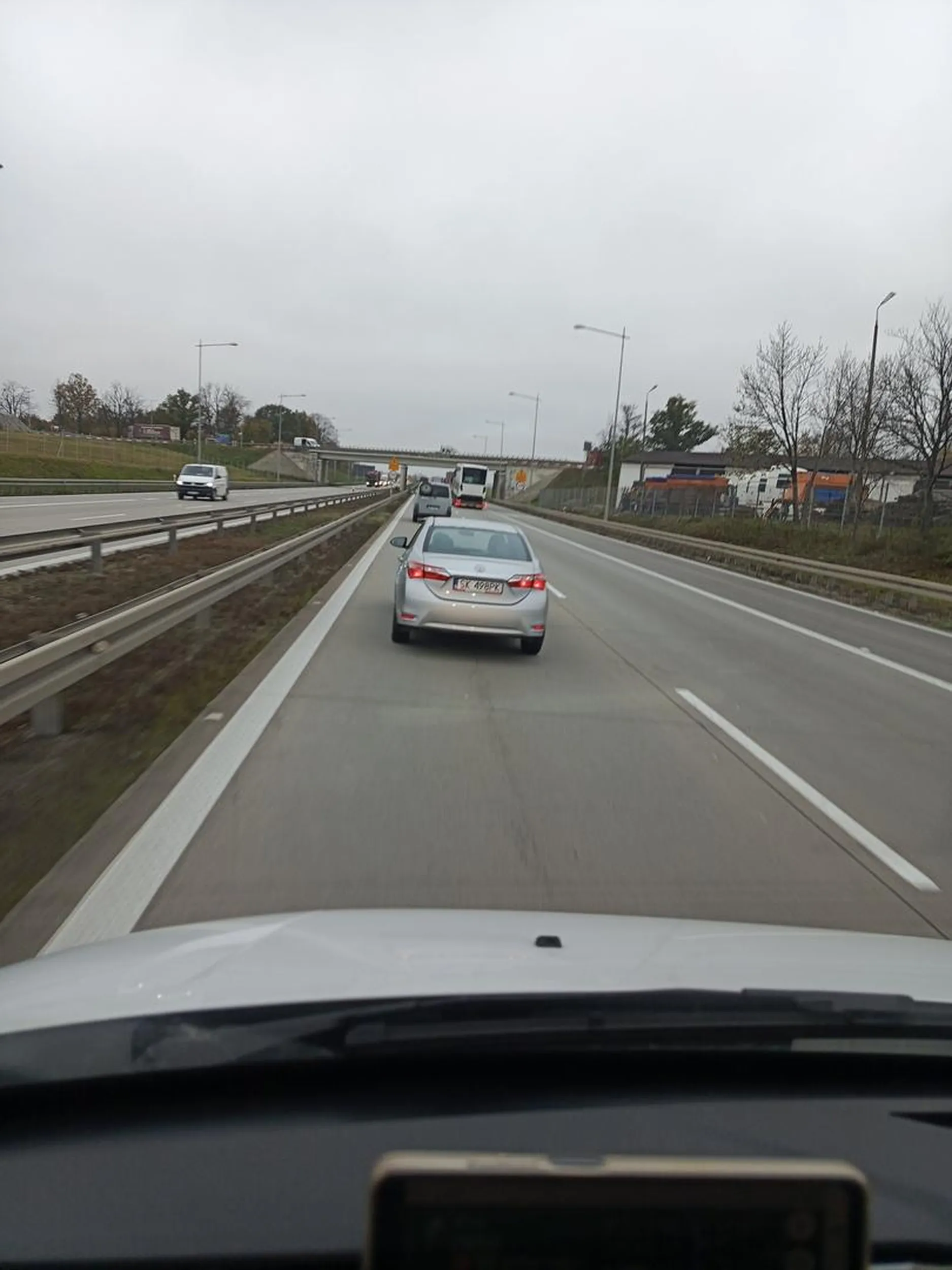 Jadąc za czwórką sprawia wrażenie bycia pod wpływem