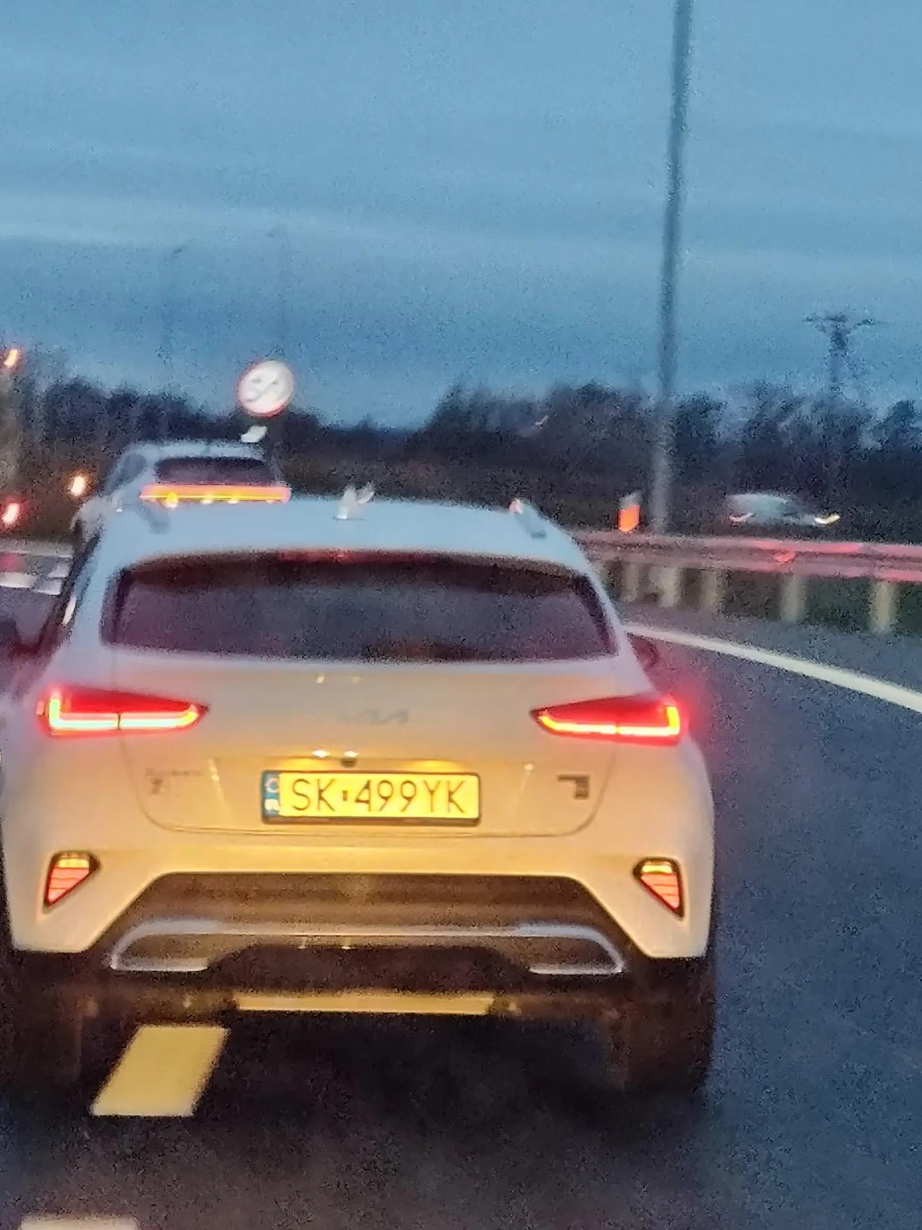 Najpierw jedzie 70 kmh na 90 tce Gdy chcesz wyprzedzić za każdym razem przyśpiesza