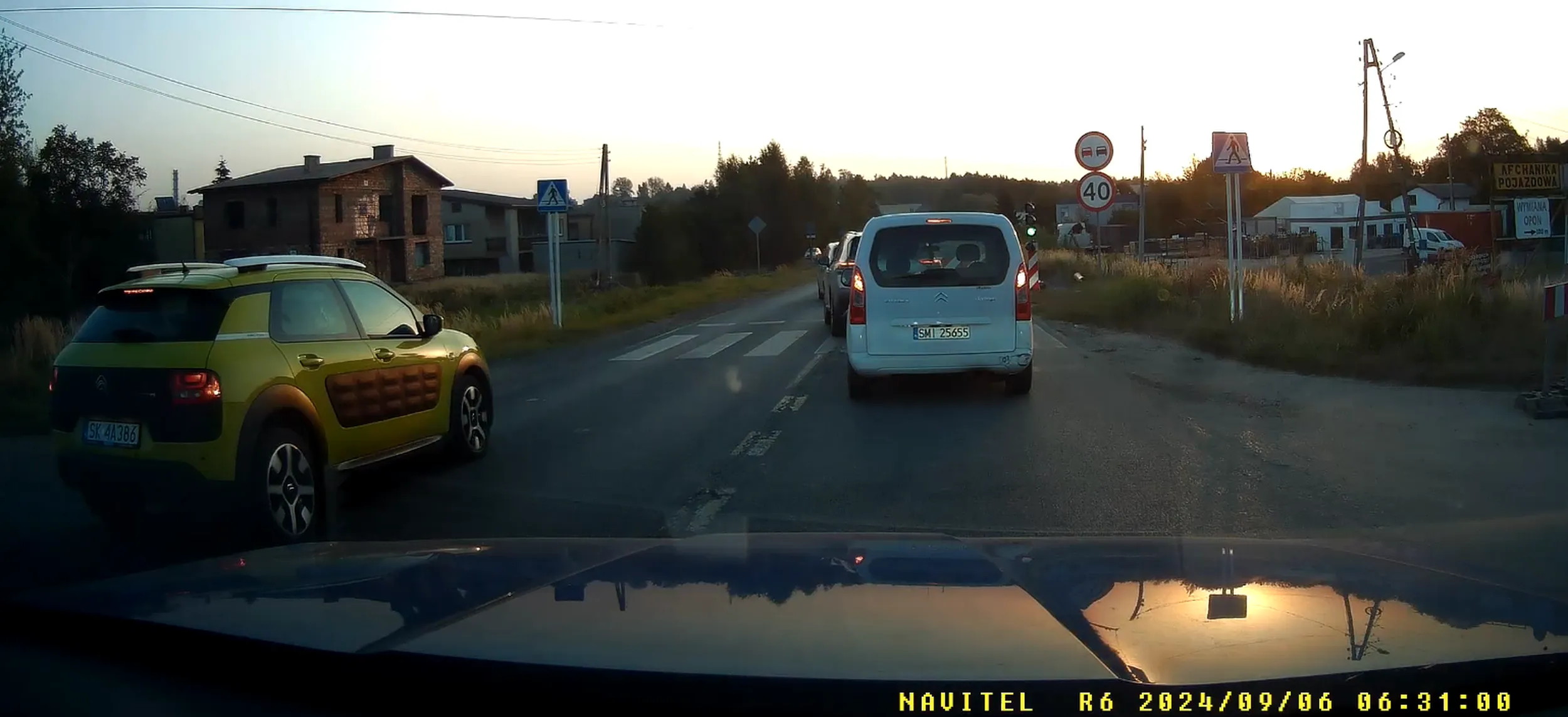 Skrajny the bill, na każdej zwężce jedzie pod prąd, pcha się i wymija. Jak widać, zero refleksji, że na ciągłej, przez skrzyżowanie i z wymuszeniem pierwszeństwa.