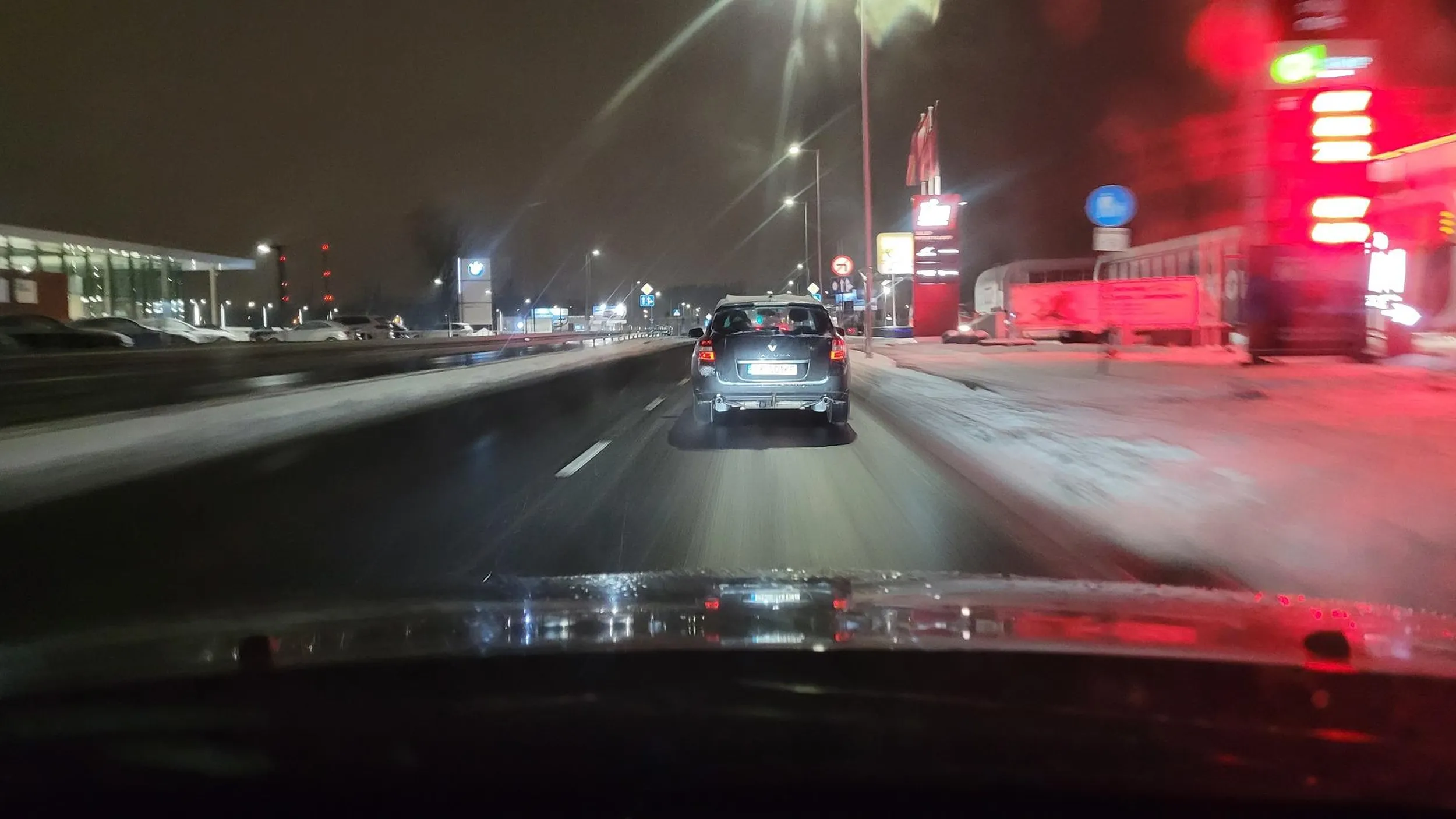 Jedzie baba nocą bez świateł i zadowolona.