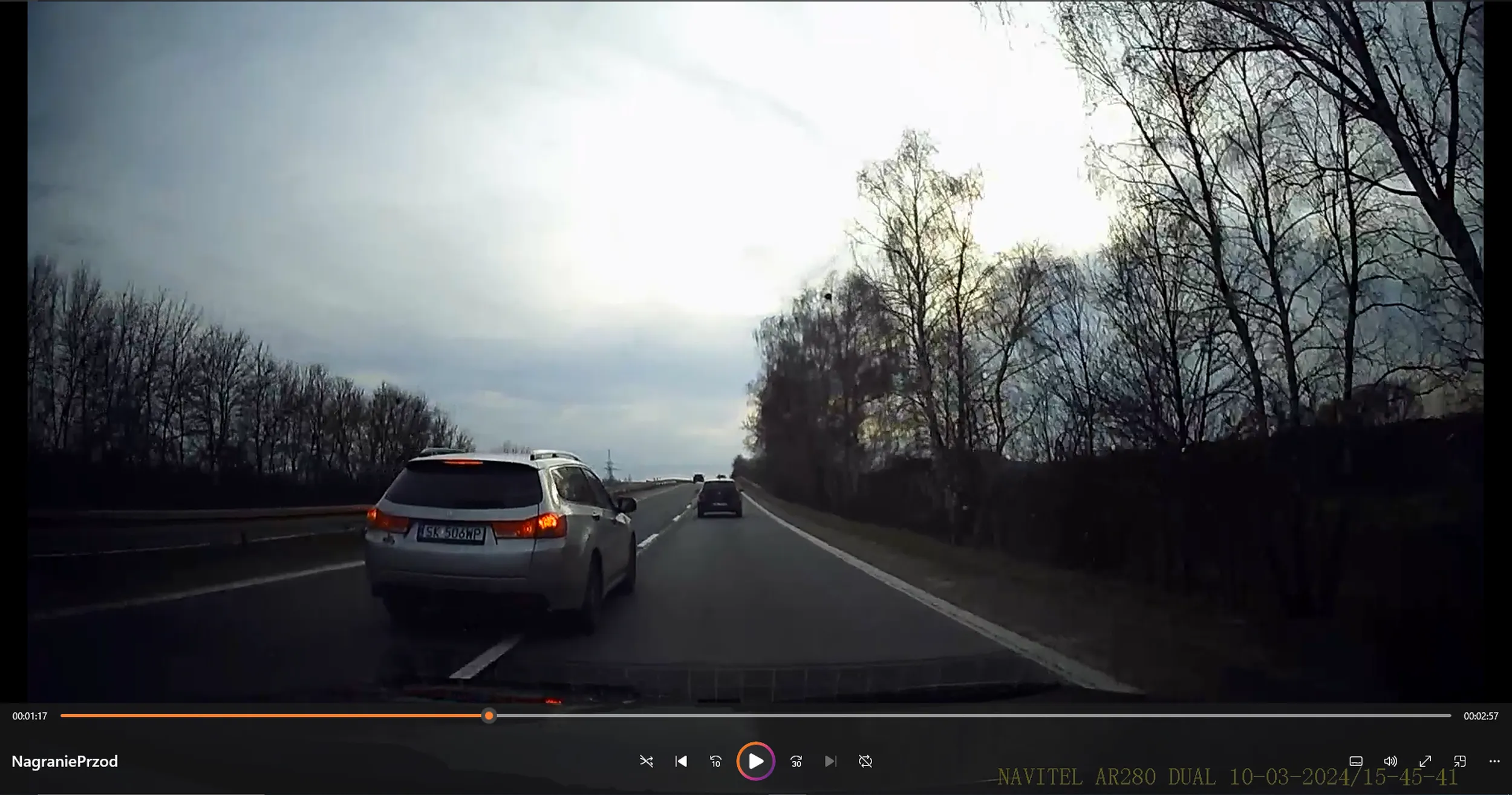 Kierowca powodował zagrożenie w ruchu lądowym swoim infantylnym zachowaniem. Tacy "szeryfowie" powinni być surowo karani.