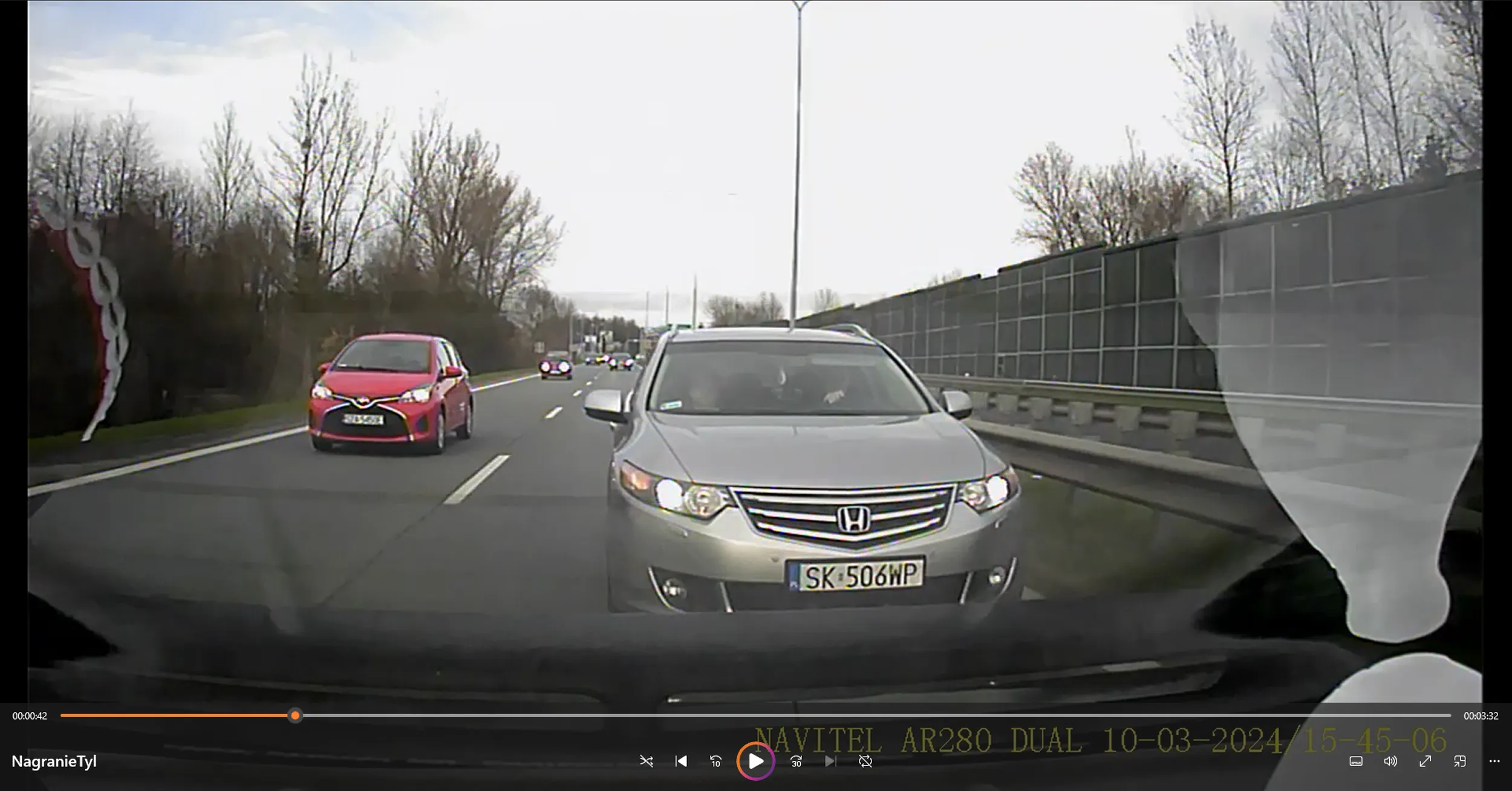 Kierowca powodował zagrożenie w ruchu lądowym swoim infantylnym zachowaniem. Tacy "szeryfowie" powinni być surowo karani.