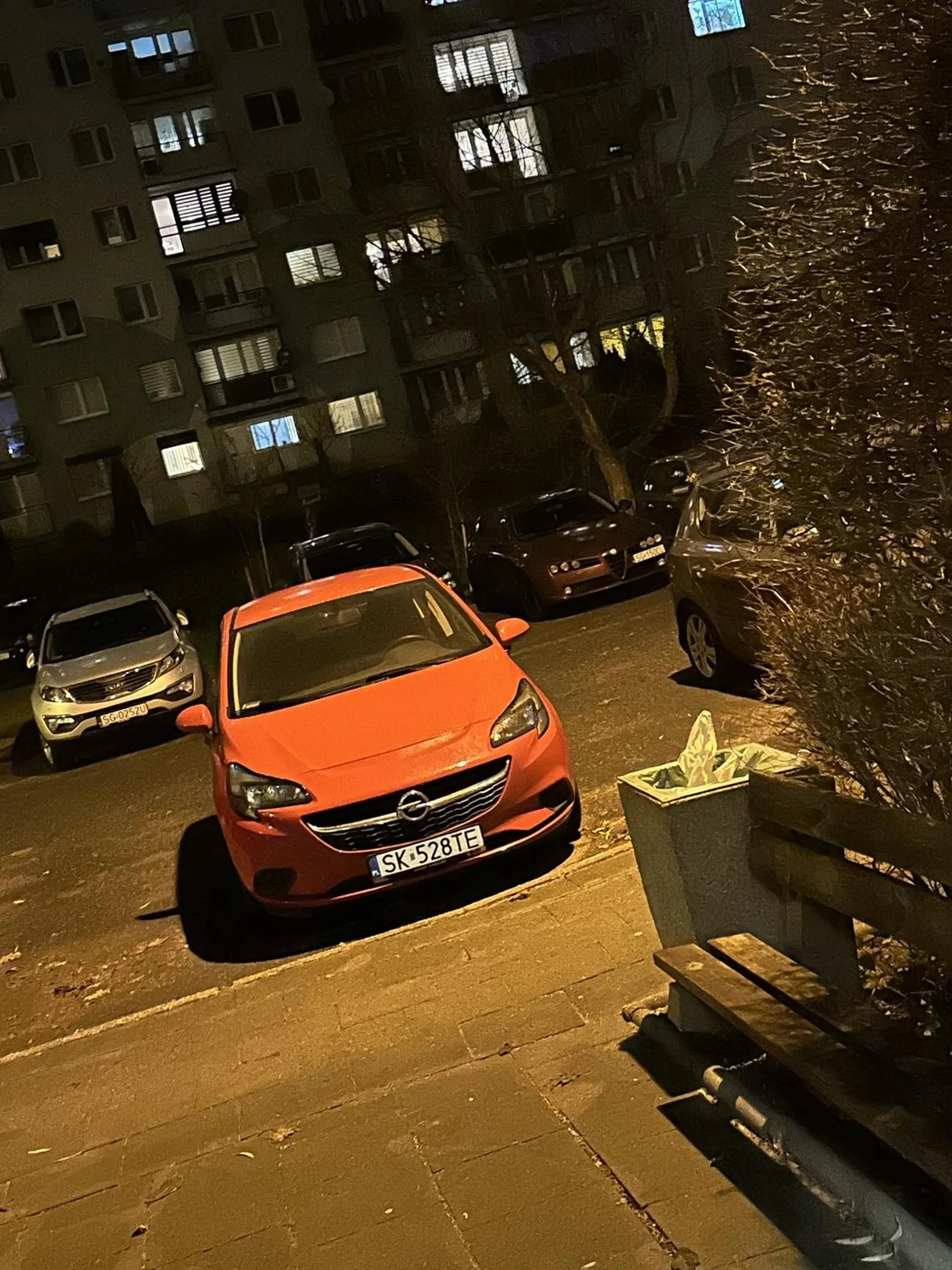 Zawsze parkuje na 2 miejsca, jakby miał combi to pewnie stałby na trzech … pod blokiem ciężko z parkingiem a tu takie akcje od właściciela tego samochodu to codzienność …