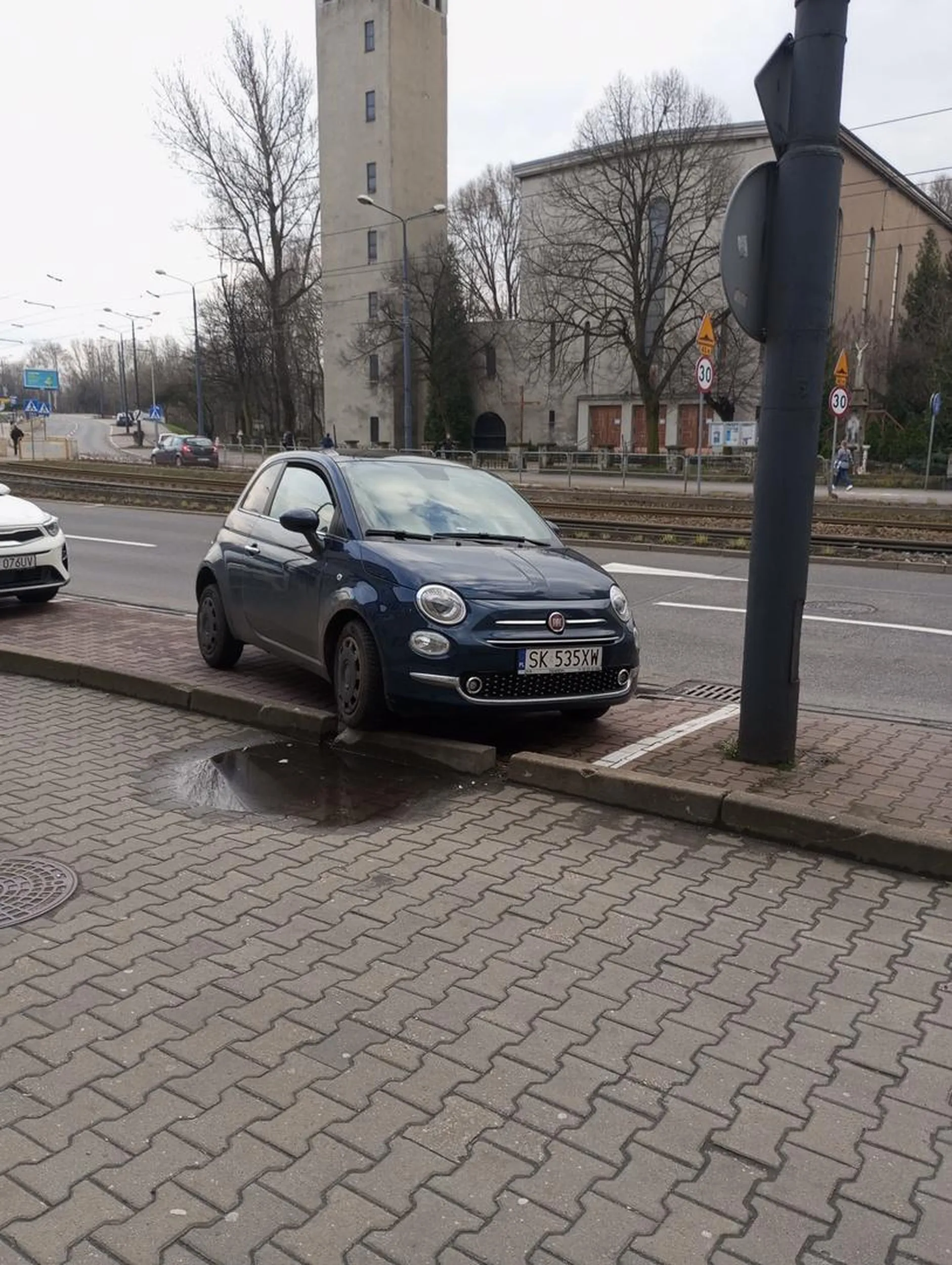 To już nie podchodzi pod brak umiejętności, ale pod talent. Bo inaczej nie można nazwać takiego sposobu parkowania. Nie szkoda amortyzatorów i opon?