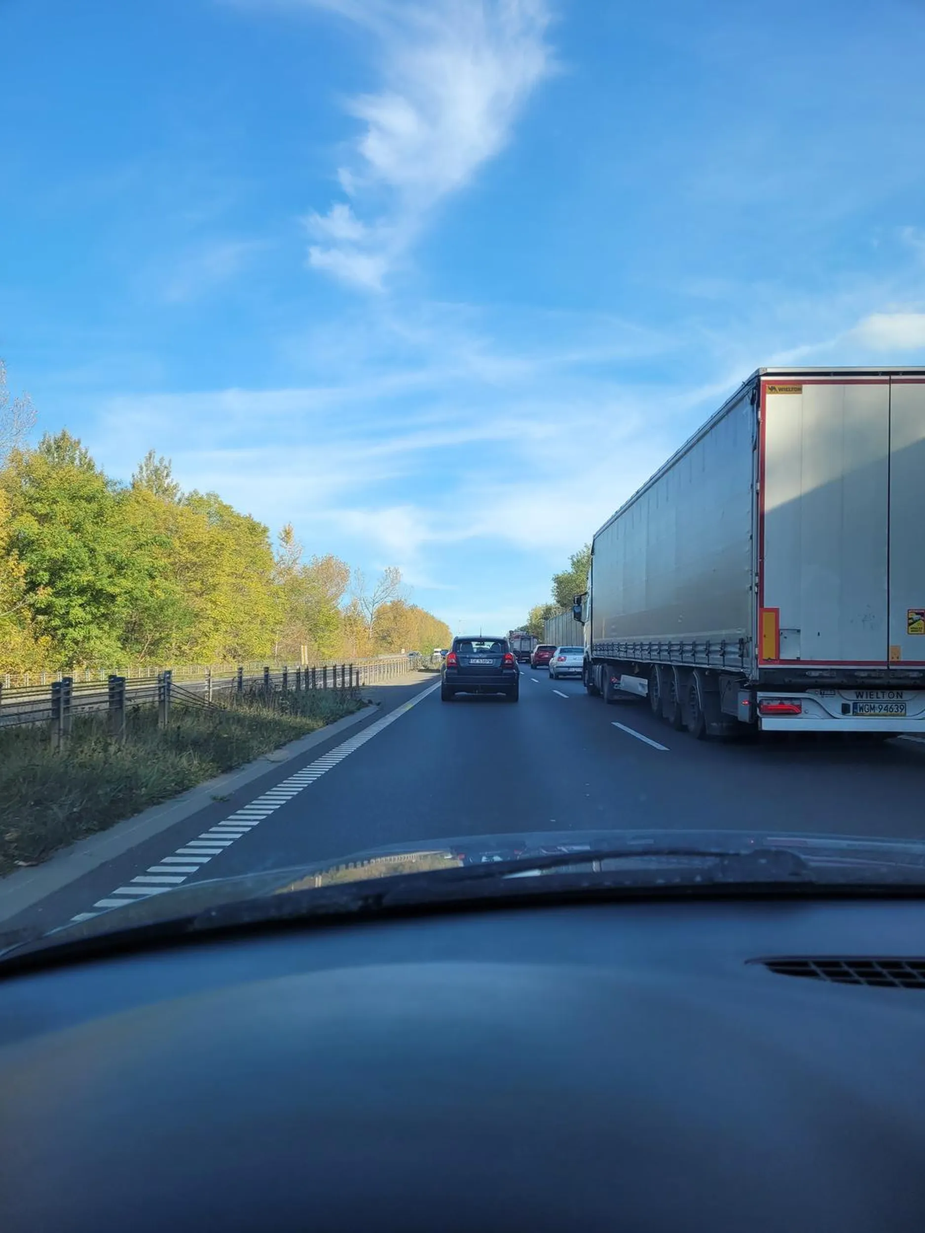 naklejka apple jest ale chyba na katalizator zabrakło bo kopci przy ruszaniu i strasznie śmierdzi ...