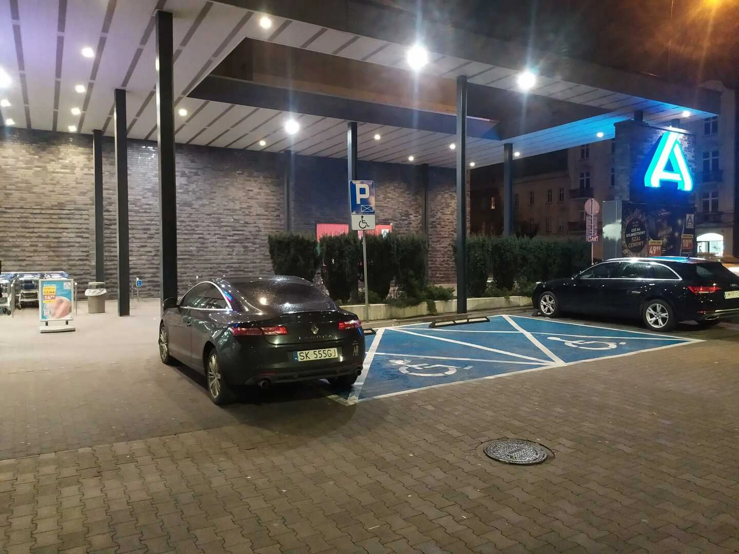 Opcje są dwie. Albo chłopaki ze śląskiego Olmetu mieli za mało miejsca i musieli na chwilę zrzucić tego strucla i wrócić po to pustym i nie zwrócili uwagi gdzie zrzucają, albo jakiś łeb udaje pół-inwalidę, bo cały parking wolny.