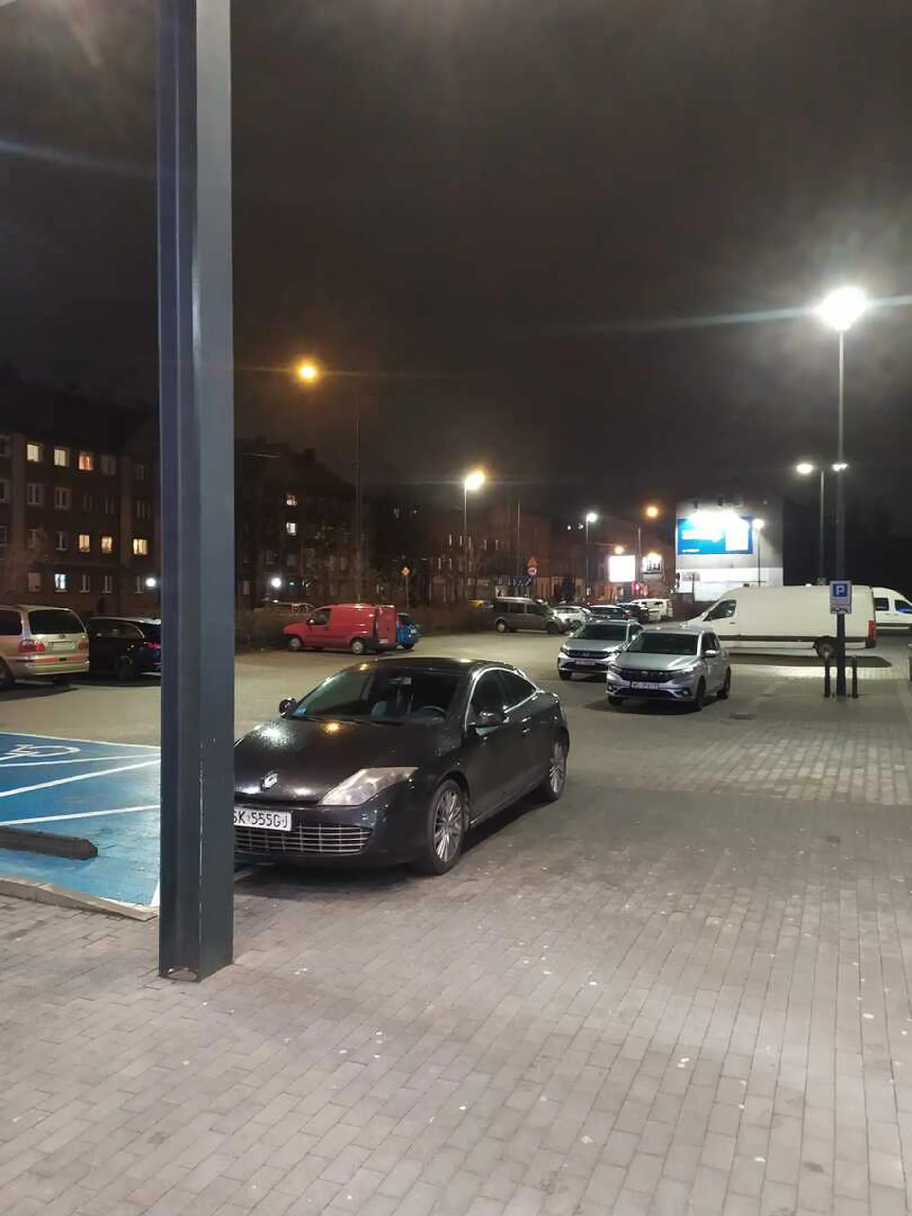 Opcje są dwie. Albo chłopaki ze śląskiego Olmetu mieli za mało miejsca i musieli na chwilę zrzucić tego strucla i wrócić po to pustym i nie zwrócili uwagi gdzie zrzucają, albo jakiś łeb udaje pół-inwalidę, bo cały parking wolny.