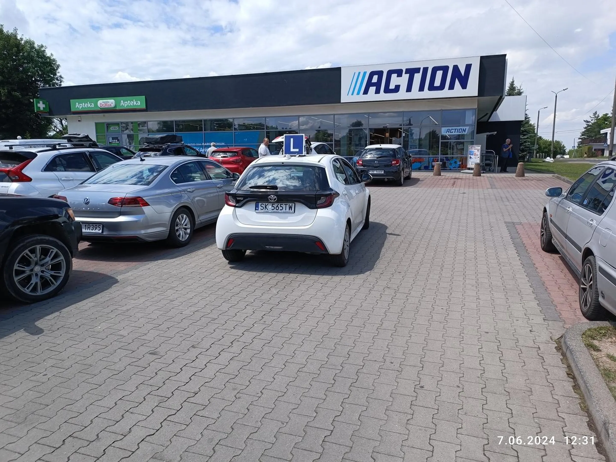 Nauka jazdy. Pan instruktor wykłócał się, że nie stoi na drodze przejazdowej tylko że on parkował na miejscu parkingowym. Podczas wizyty w Action Czeladź miejsce parkingowe się przesunęło magicznie spod auta. Kursant przerażony.