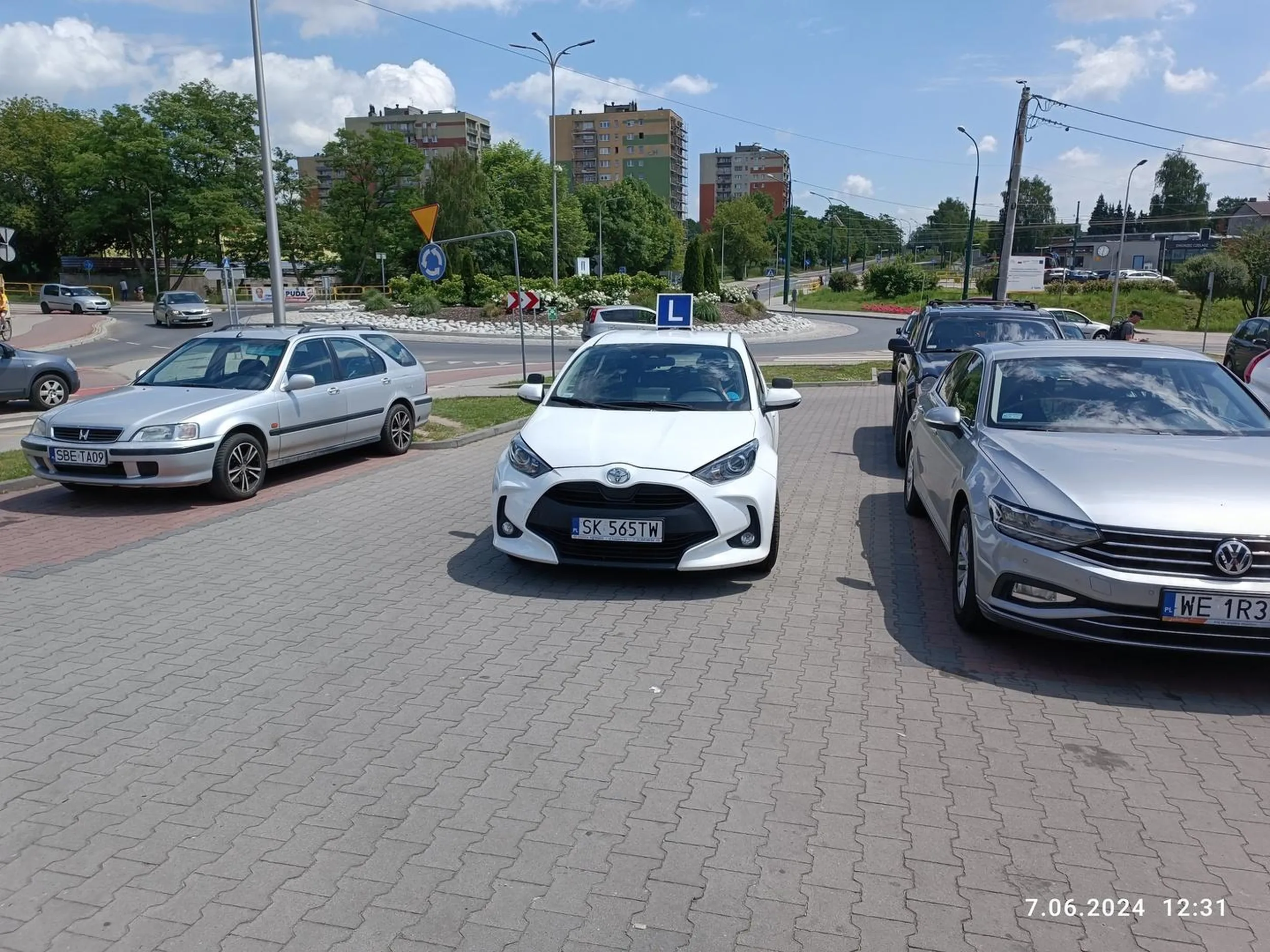 Nauka jazdy. Pan instruktor wykłócał się, że nie stoi na drodze przejazdowej tylko że on parkował na miejscu parkingowym. Podczas wizyty w Action Czeladź miejsce parkingowe się przesunęło magicznie spod auta. Kursant przerażony.