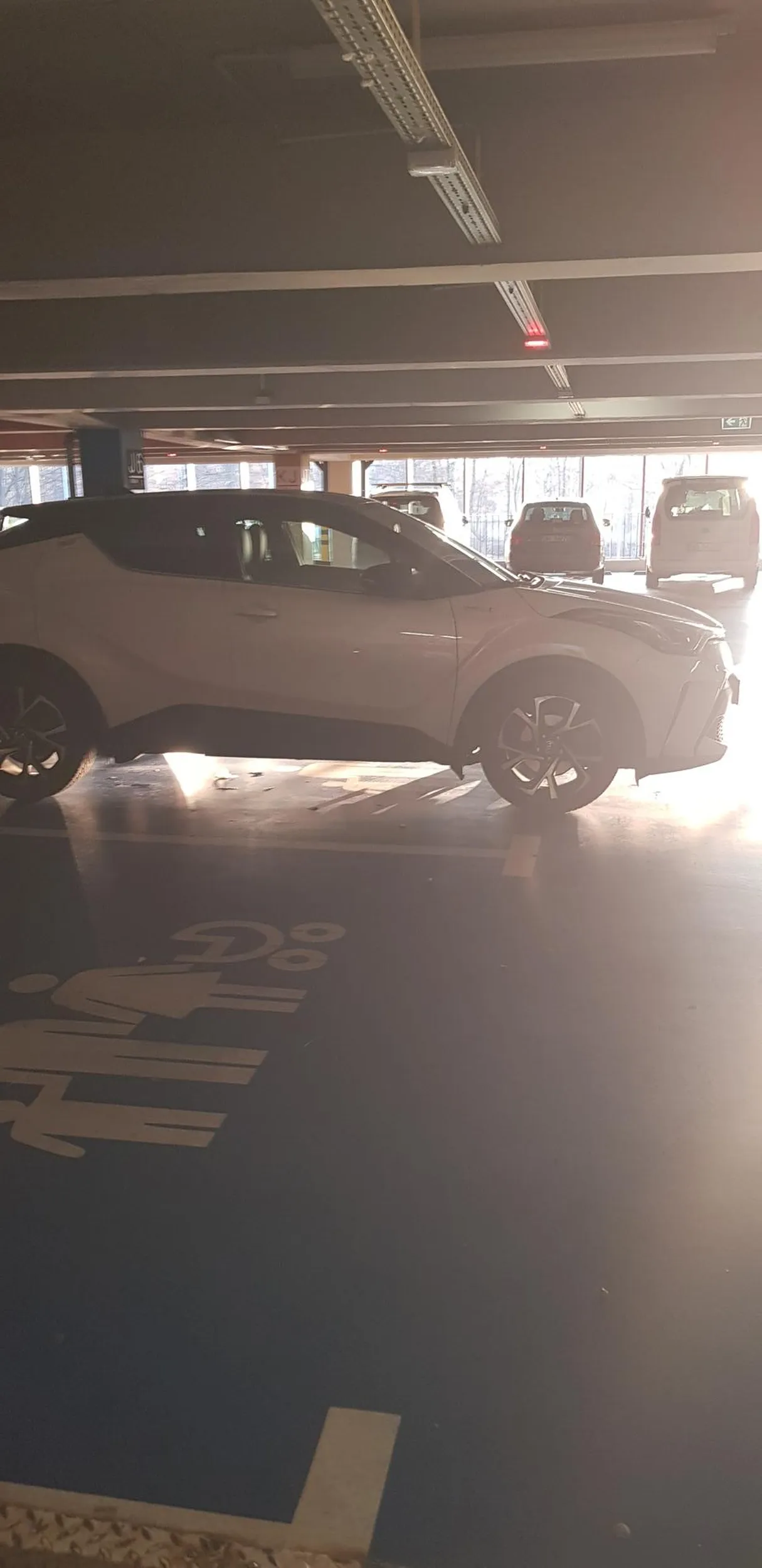 No nie zmieściło się. Czołgista w Toyocie.