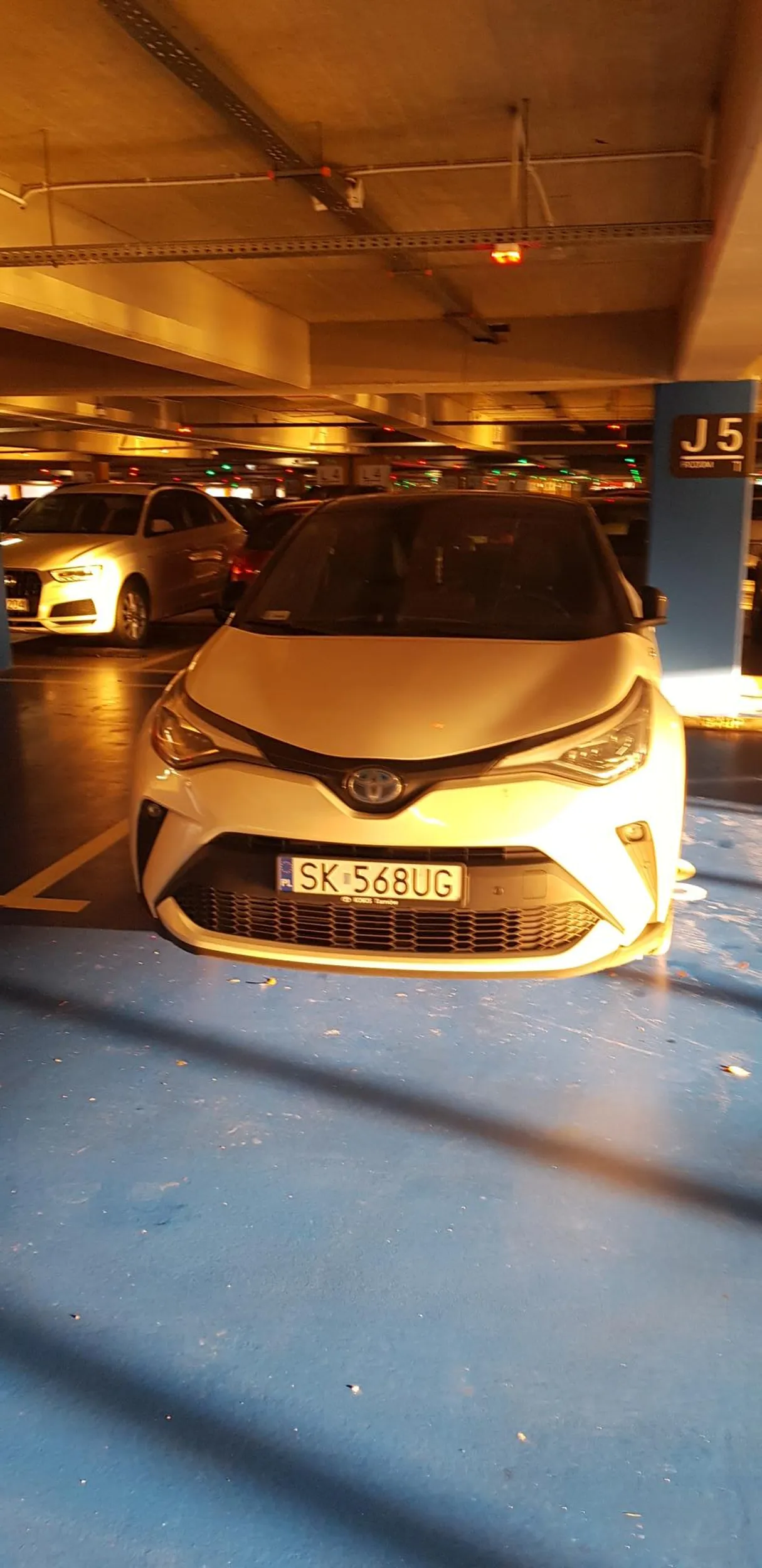 No nie zmieściło się. Czołgista w Toyocie.