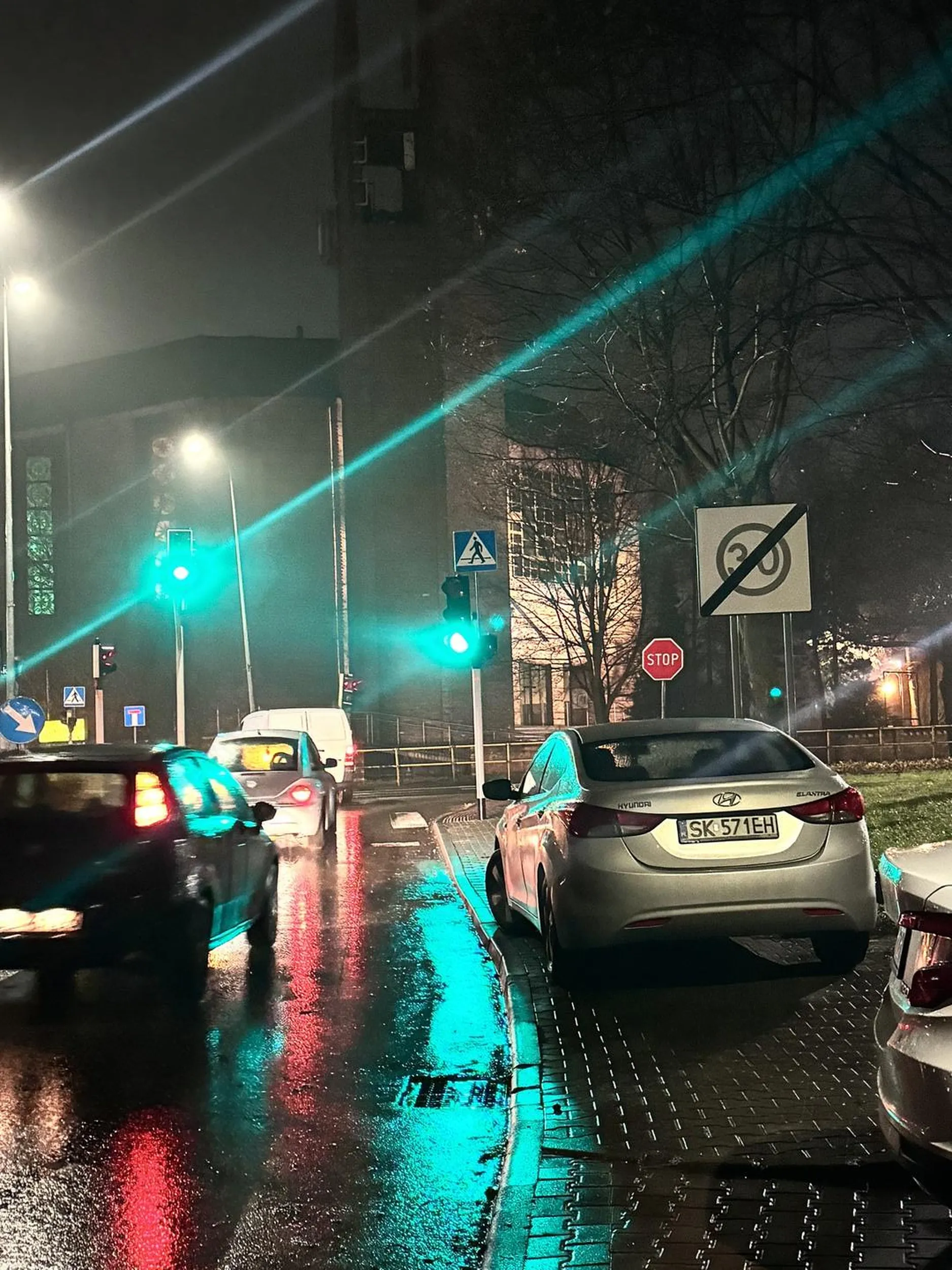 Kolejne perfekcyjne parkowanie tego pseudokierowcy. Na całej długości chodnika i przy skrzyżowaniu