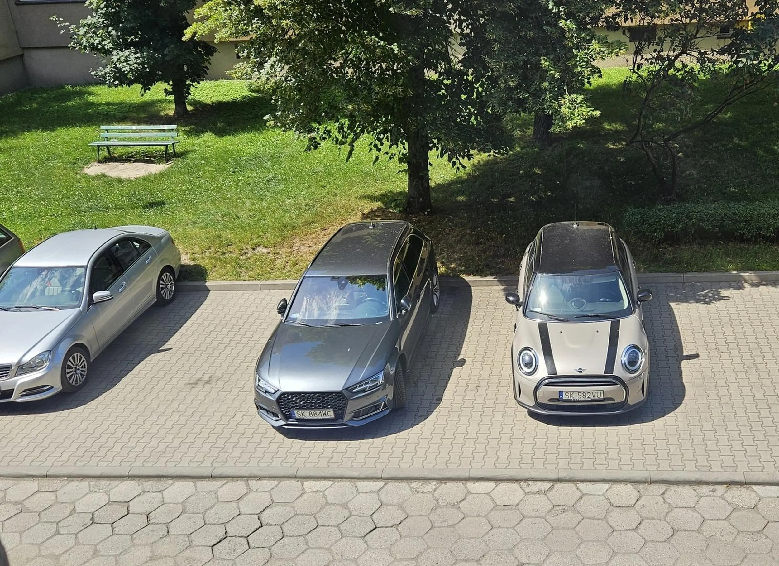 Przyjedzie królewna jedna z drugą i staną jak święte krowy. Ja rozumiem, że miejsca nie są wyznaczone, ale to nie oznacza, że można stawać na samym środku i zajmować miejsca dla dwóch aut jednym. Zwykle chamstwo, powtarzane w dodatku nagminnie.