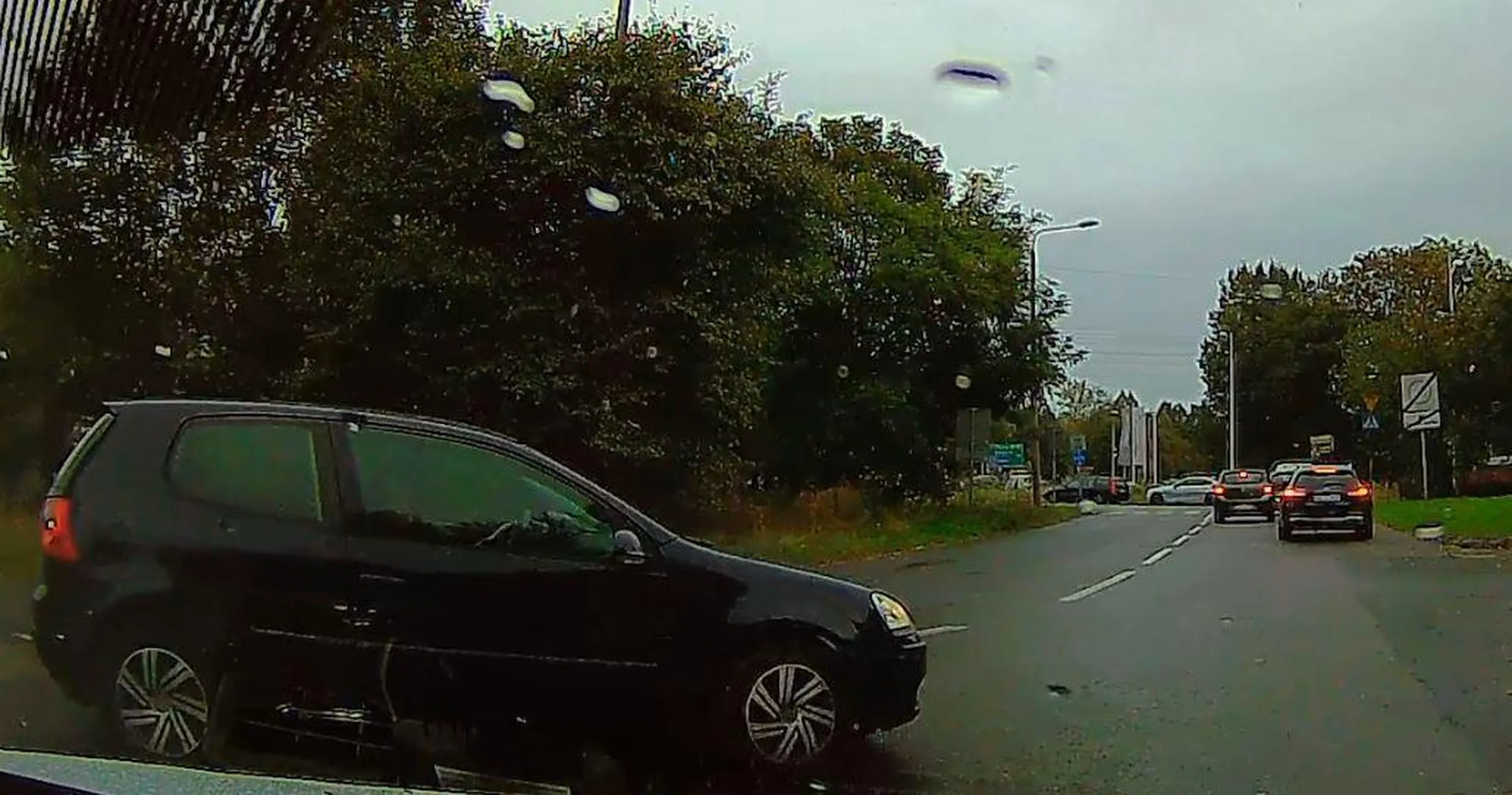 Zajeżdża drogę na skrzyżowaniu równorzędnym, po czym zatrzymuje się na środku bez przyczyny i blokuje ruch.