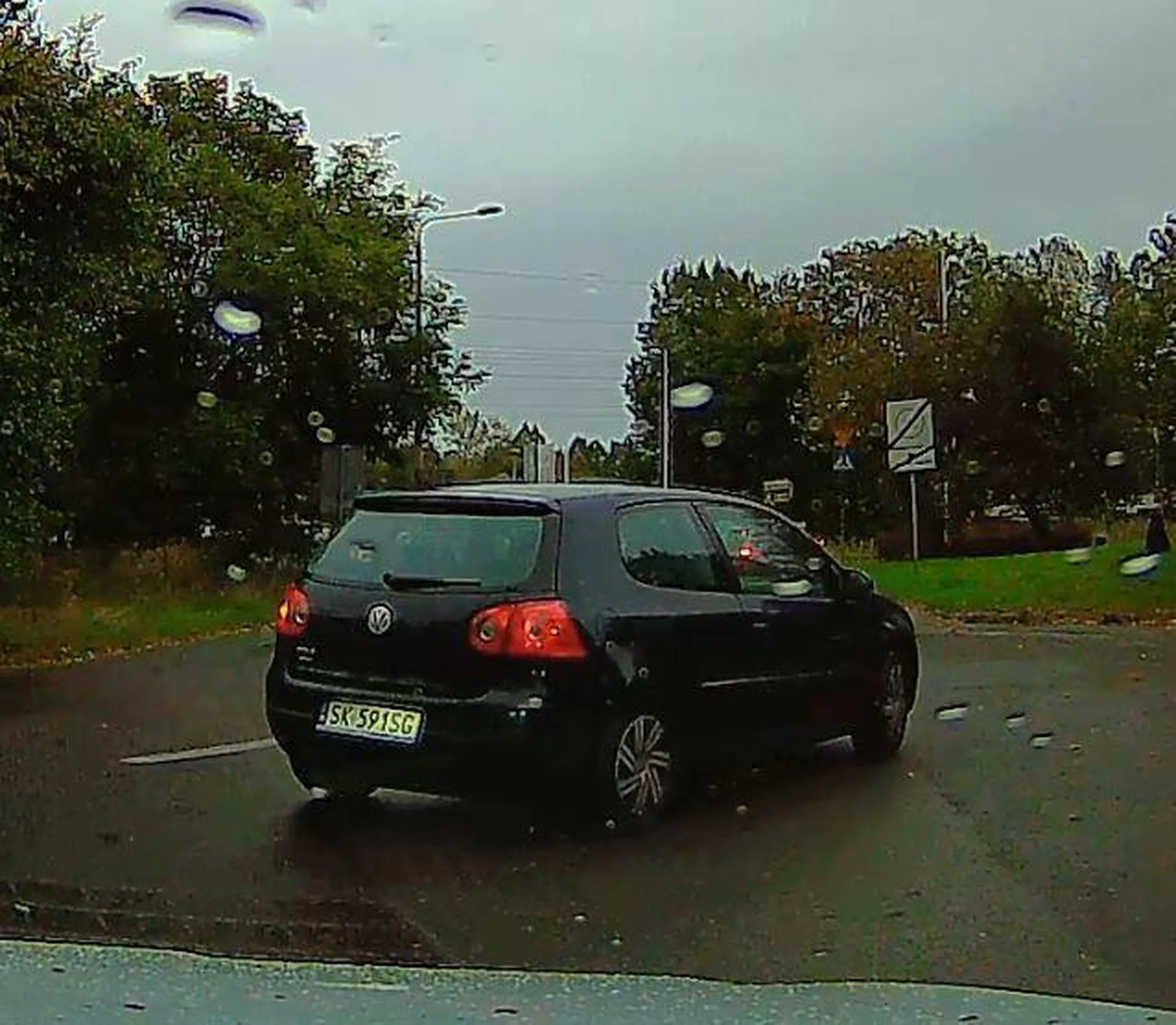 Zajeżdża drogę na skrzyżowaniu równorzędnym, po czym zatrzymuje się na środku bez przyczyny i blokuje ruch.