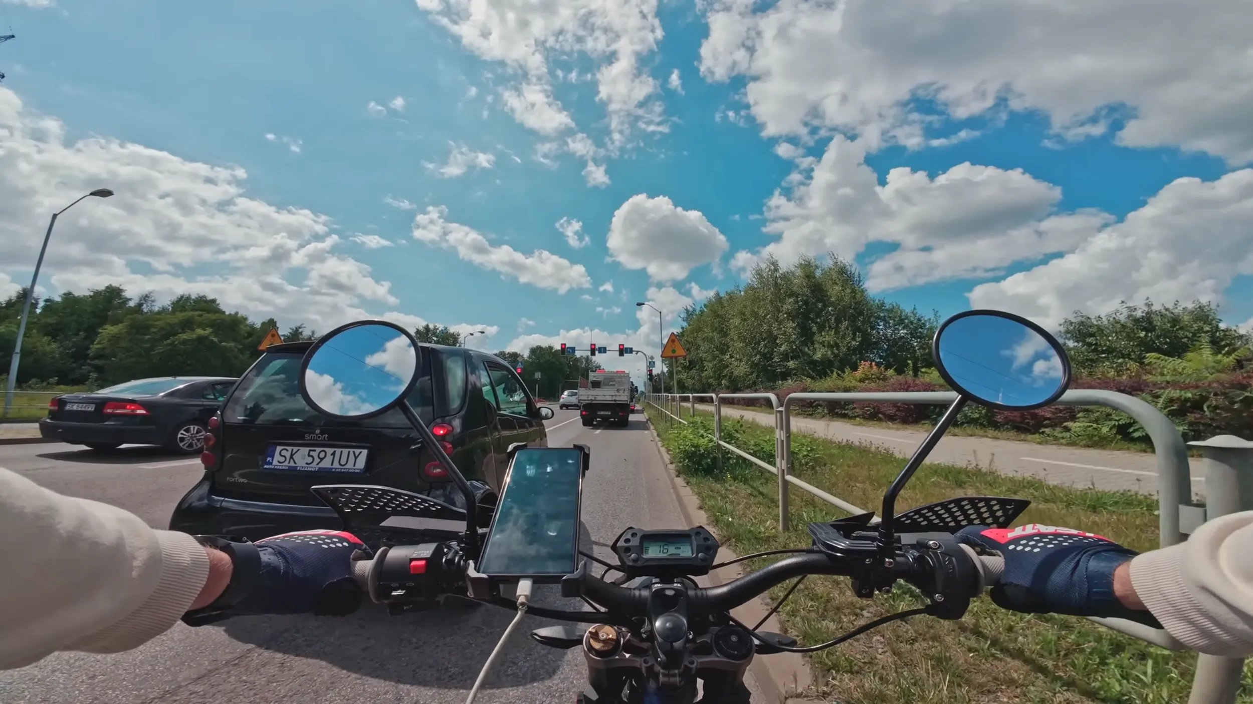 Wyprzedzanie przed przejściem dla pieszych. Nie dość, że wstyd takim czymś jeździć to jeszcze nie zna się przepisów...