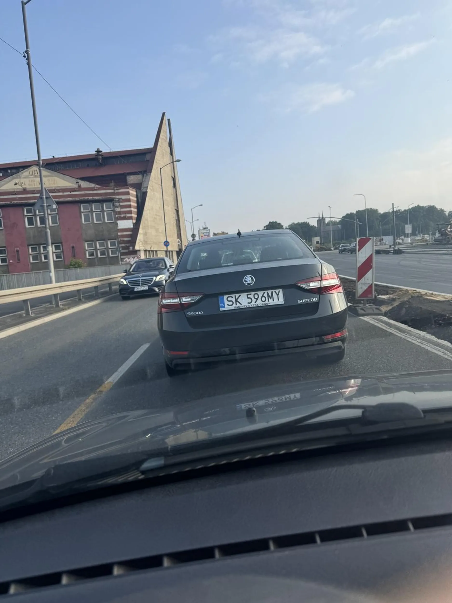 Kierowca wyprzedził prawy pasem który służy tylko do zjazdu w prawo, następnie zaczął spychać z drogi poprzedzającego kierowcę i mnie. Obłęd w oczach