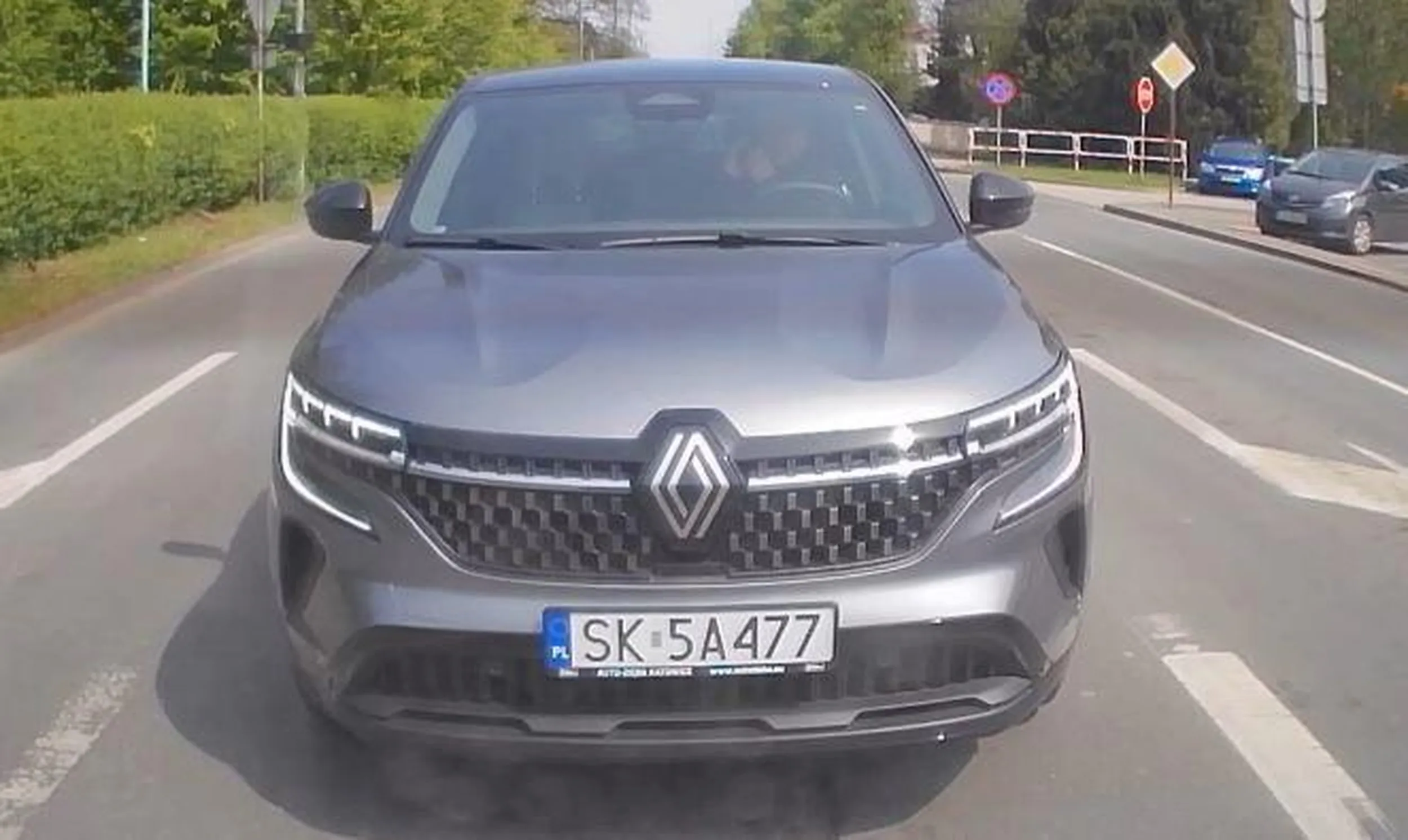 jak trzymać telefon podczas jazdy ? lewą, obiema czy prawą ?