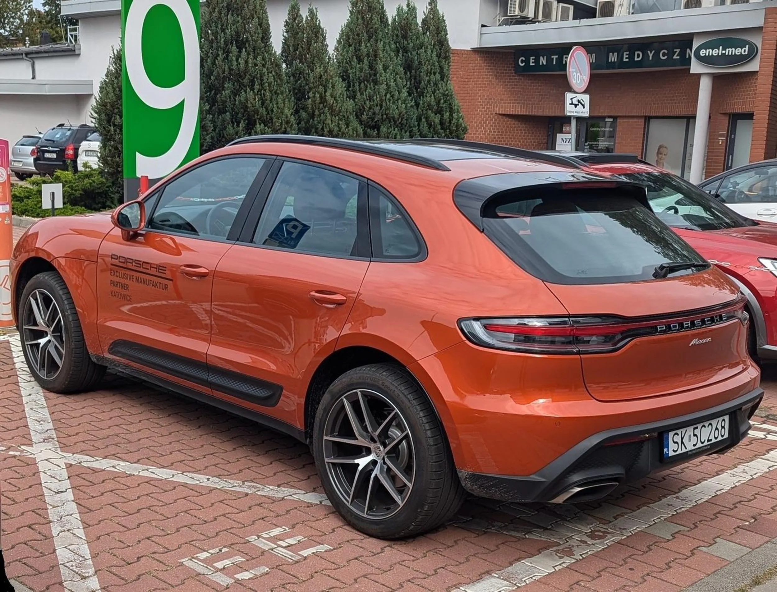 Staje na miejscach przeznaczonych do ładowania samochodów elektrycznych pomimo że nie używa słupka. Posiadacze samochodów EV nie są potem w stanie skorzystać z ładowarek.