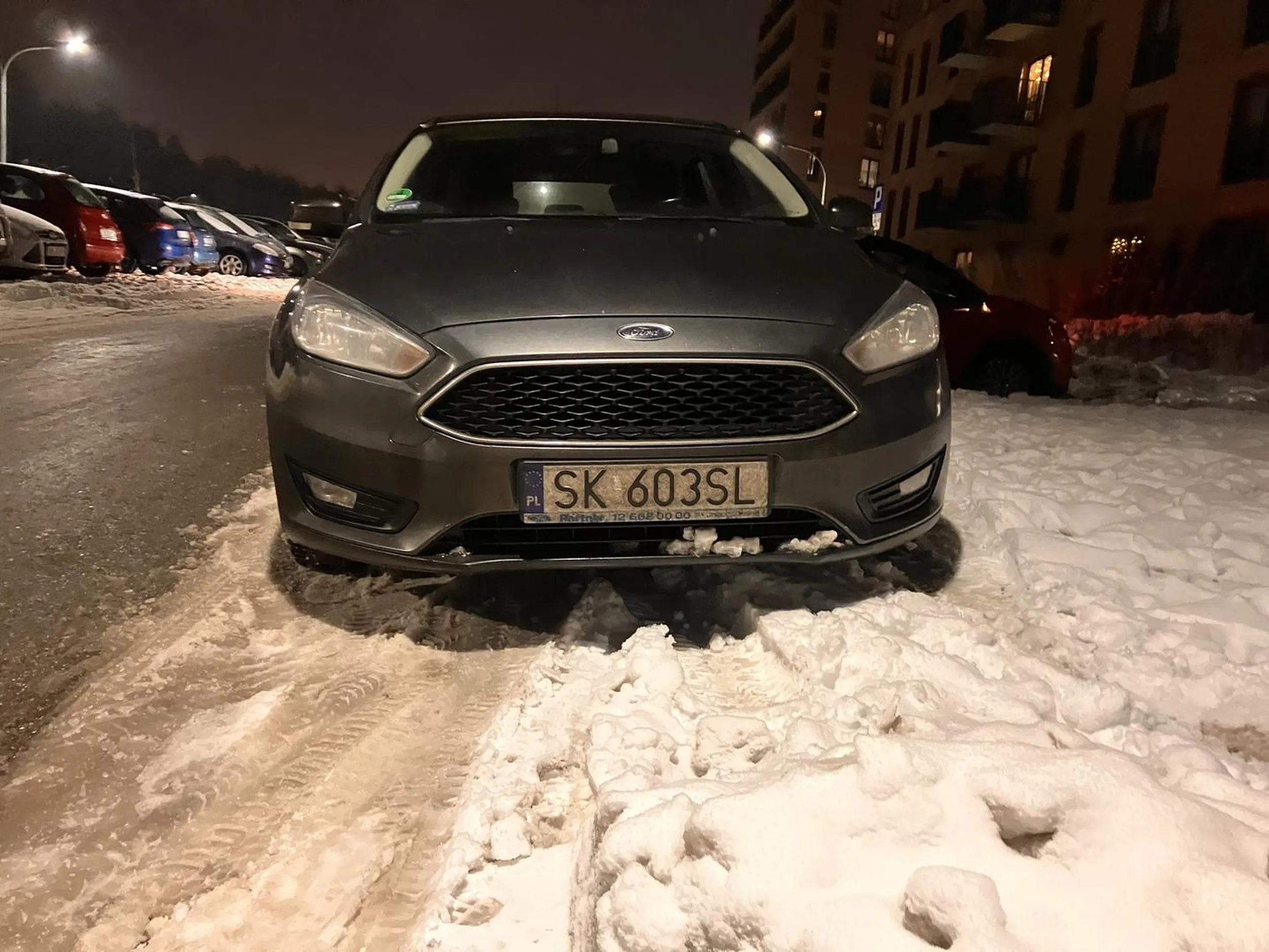 Niszczy infrastrukture i zostawia samochód na jezdni oraz chodniku w Strefie Zamueszkania!!