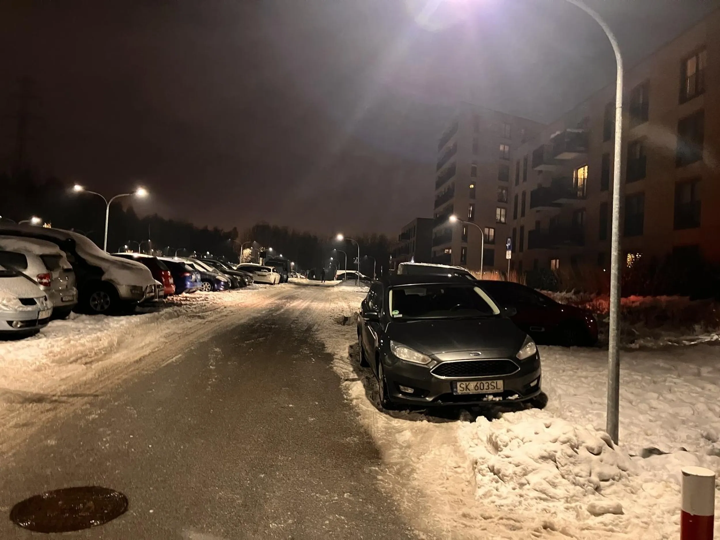 Niszczy infrastrukture i zostawia samochód na jezdni oraz chodniku w Strefie Zamueszkania!!