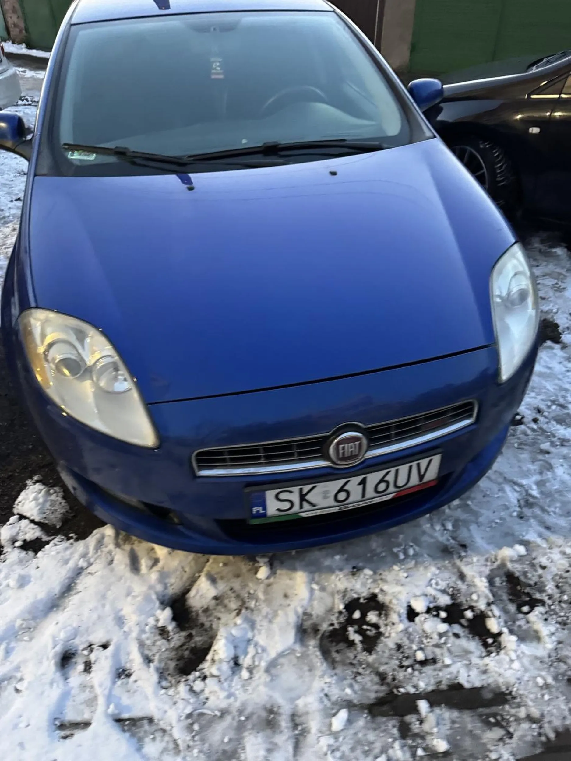 Kretyn razem z kolegą nie potrafią parkować, zastawiają inne samochody i wjazd kilku garaży