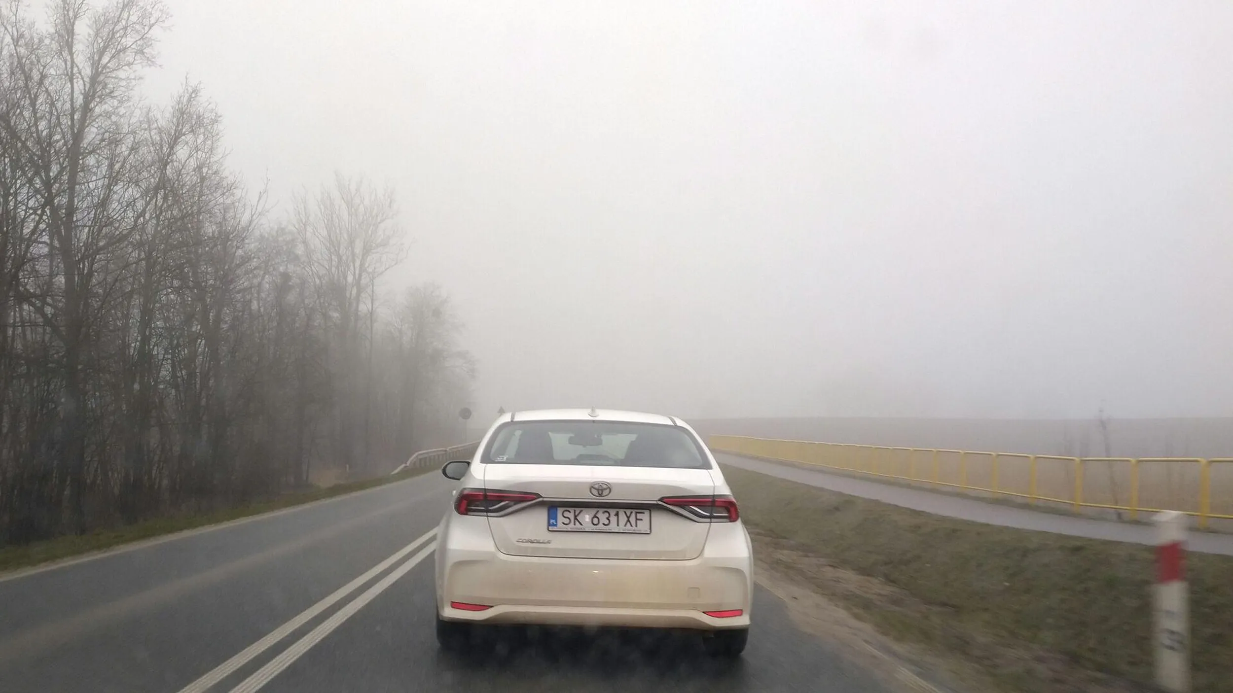 Samochód fajny, ale światła niesprawne.