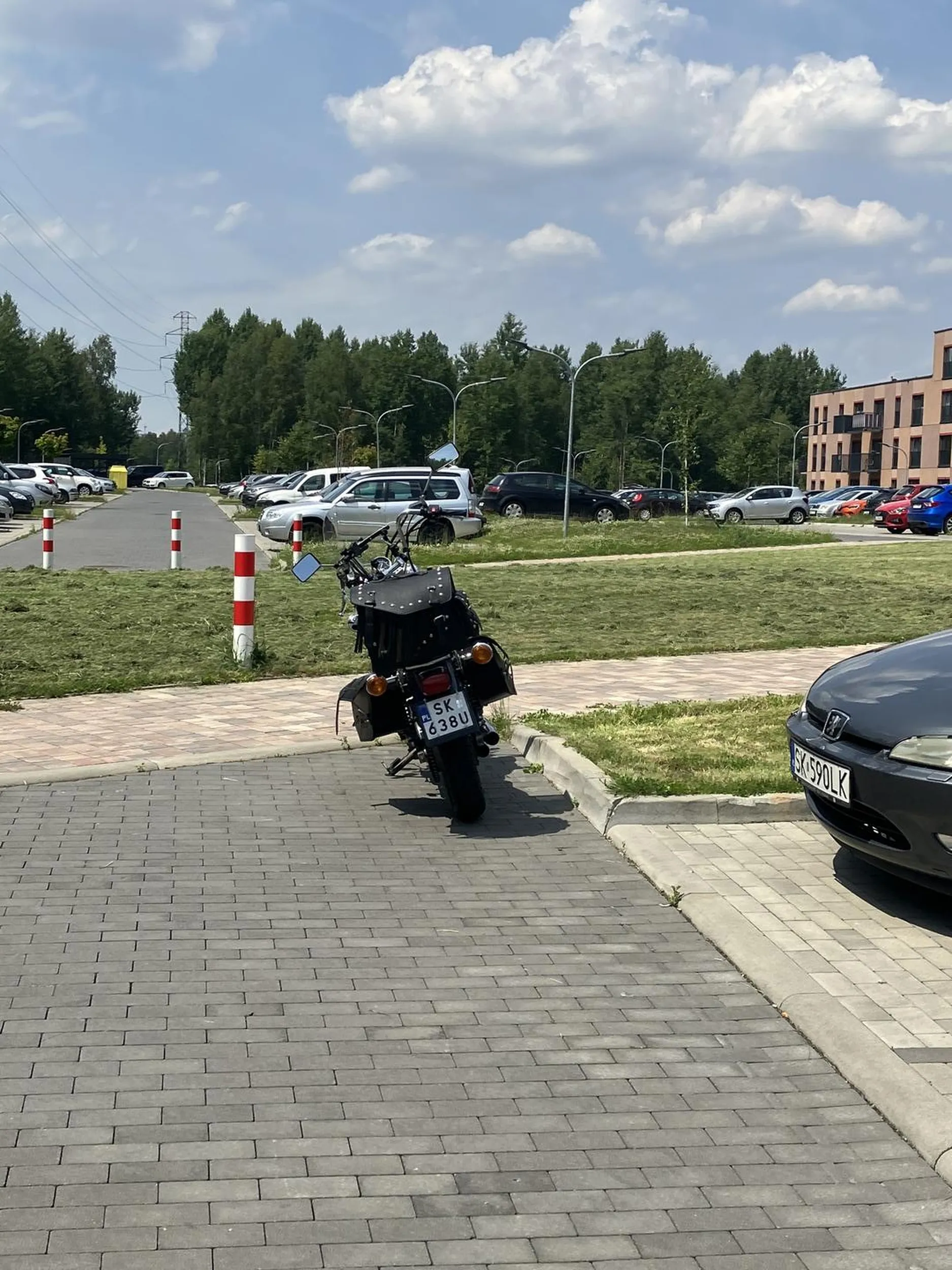 Parkuje na chodniku mimo parkingu dla jednośladów w środkowej części osiedla. Parkuje na chodniku w Strefie Zamieszkania. Wstyd!