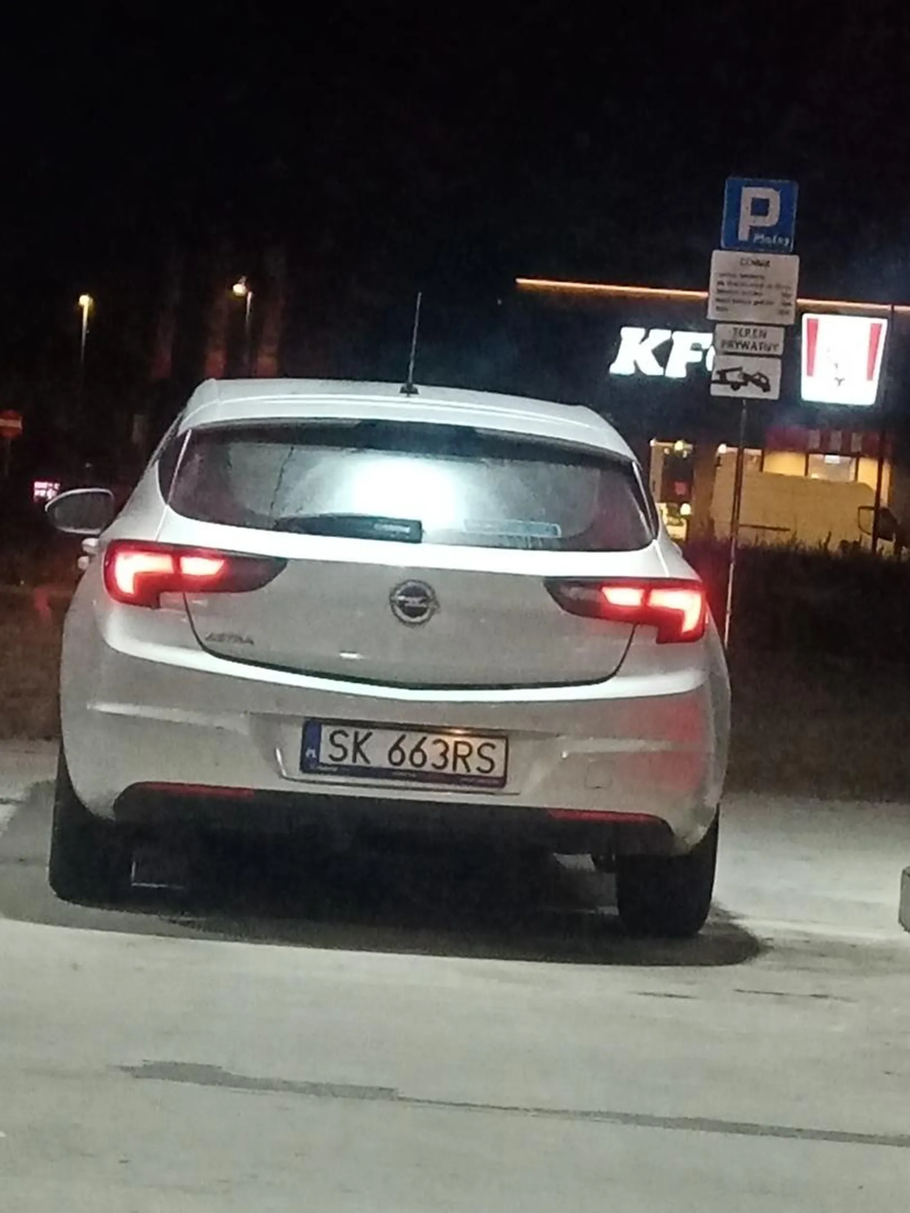 Dramat! Chłop chyba pierwszy raz był na stacji benzynowej.. Brak znajomości, przepisów ruchu drogowego i poruszania się na terenie stacji benzynowej.