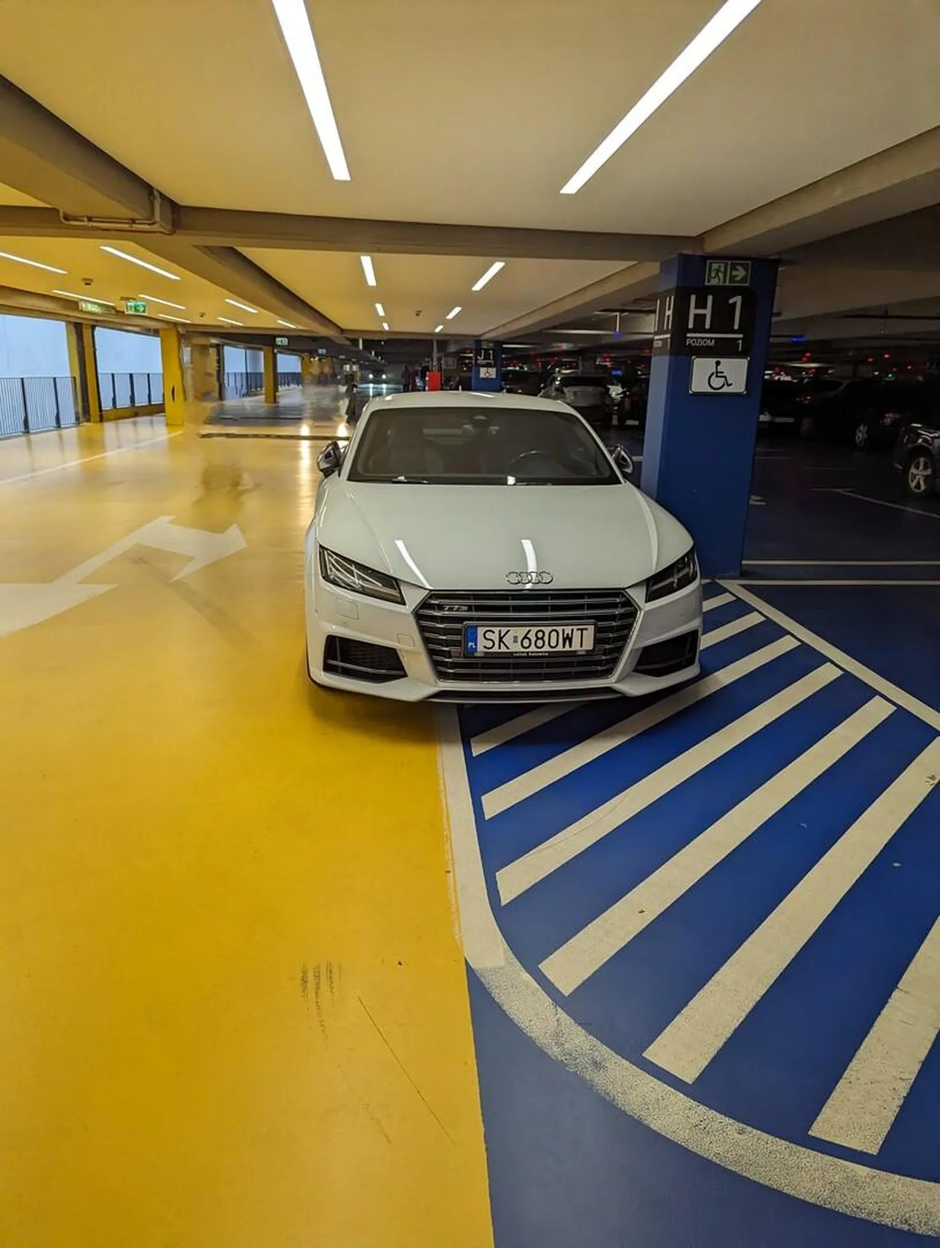 Baba parkuje byle gdzie. Blokuje bezpieczne parkowanie niepełnosprawnym ludziom.