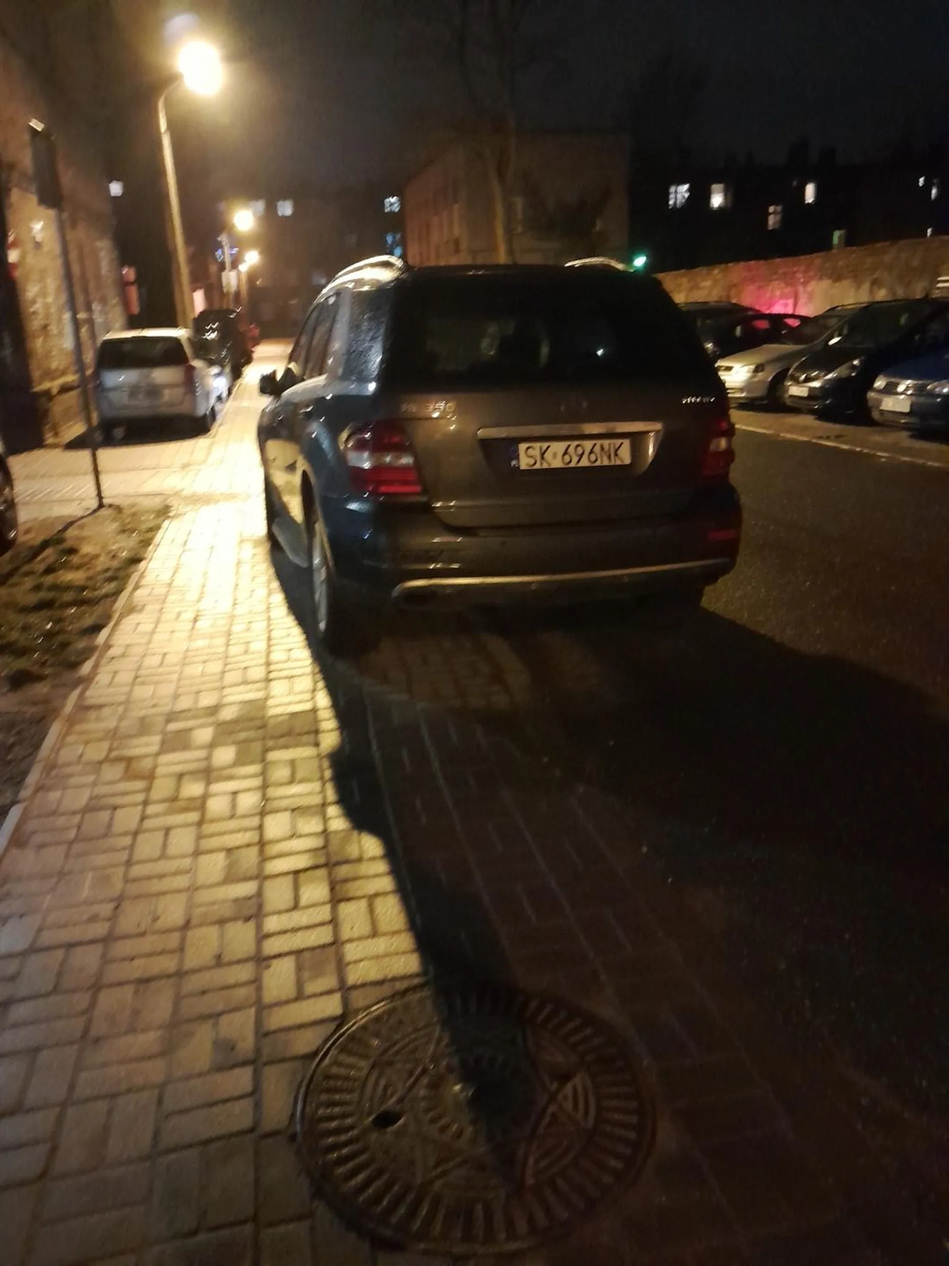 Widze, że nadal masz kompleksy spowodowane niedoborem w gaciach. Może włóż prawo jazdy do szuflady, wylecz je, a potem dopiero je weź i parkuj jak wszyscy inni ludzie