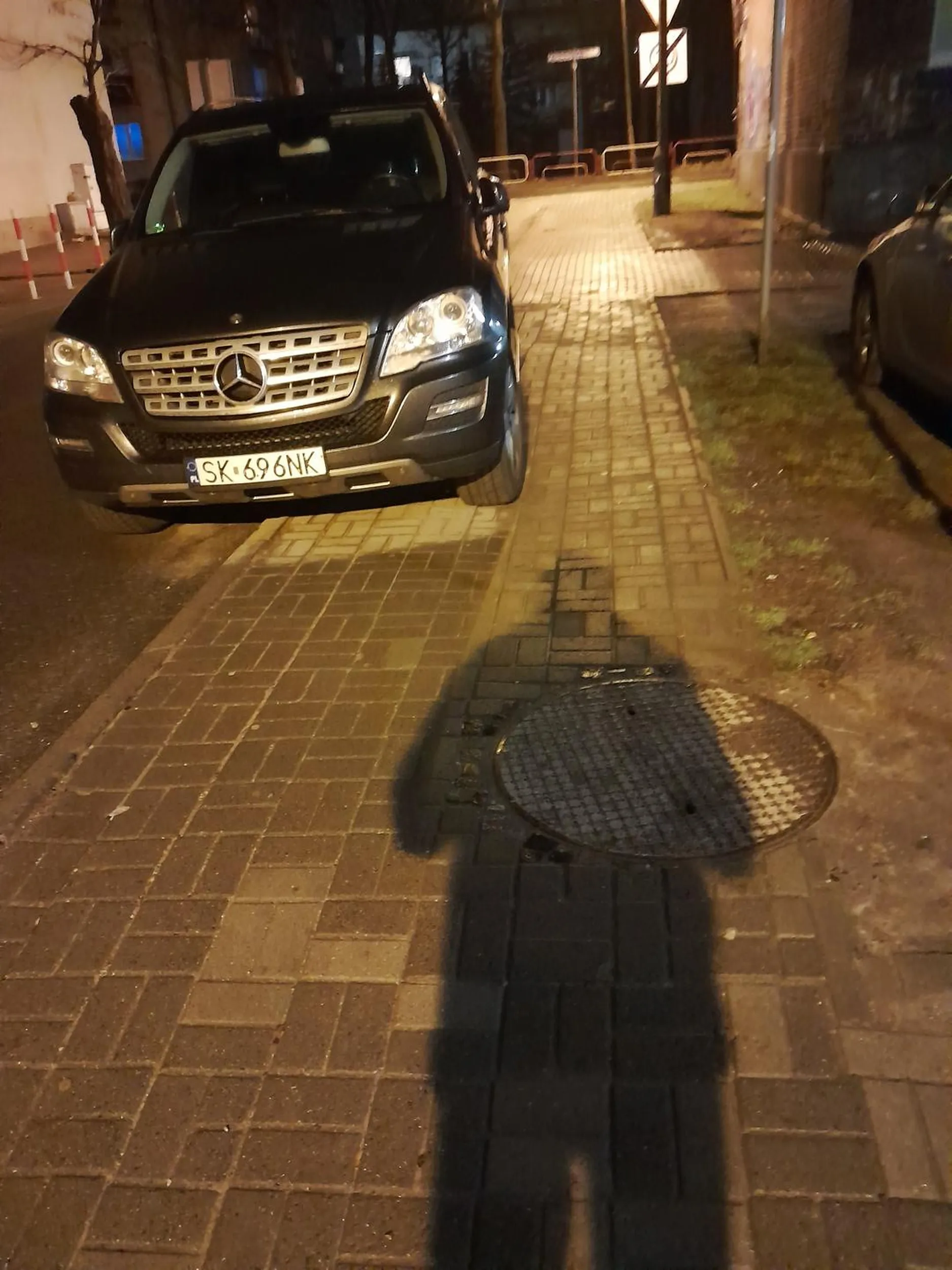 Widze, że nadal masz kompleksy spowodowane niedoborem w gaciach. Może włóż prawo jazdy do szuflady, wylecz je, a potem dopiero je weź i parkuj jak wszyscy inni ludzie