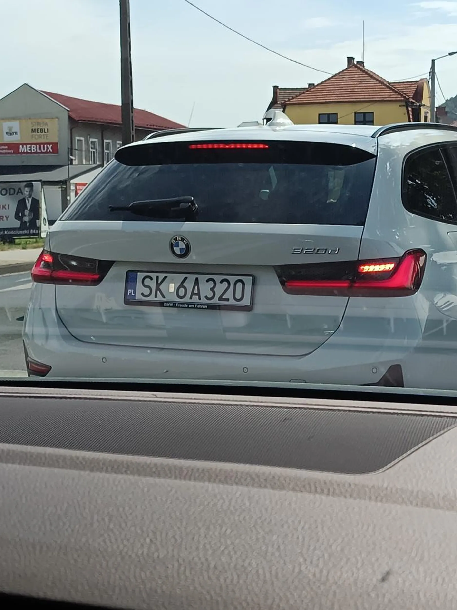 Champ i prostak, nie trzyma się przepisów drogowych. Wyprzedza na podwójnej ciągłej na skrzyżowaniu ze światłami